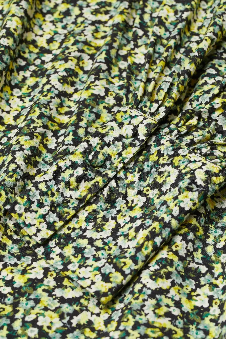 Bluse aus einem gekreppten Viskosestoff. Modell mit schmalem Stehkragen und einer Öffnung mit be... | H&M (DE, AT, CH, NL, FI)