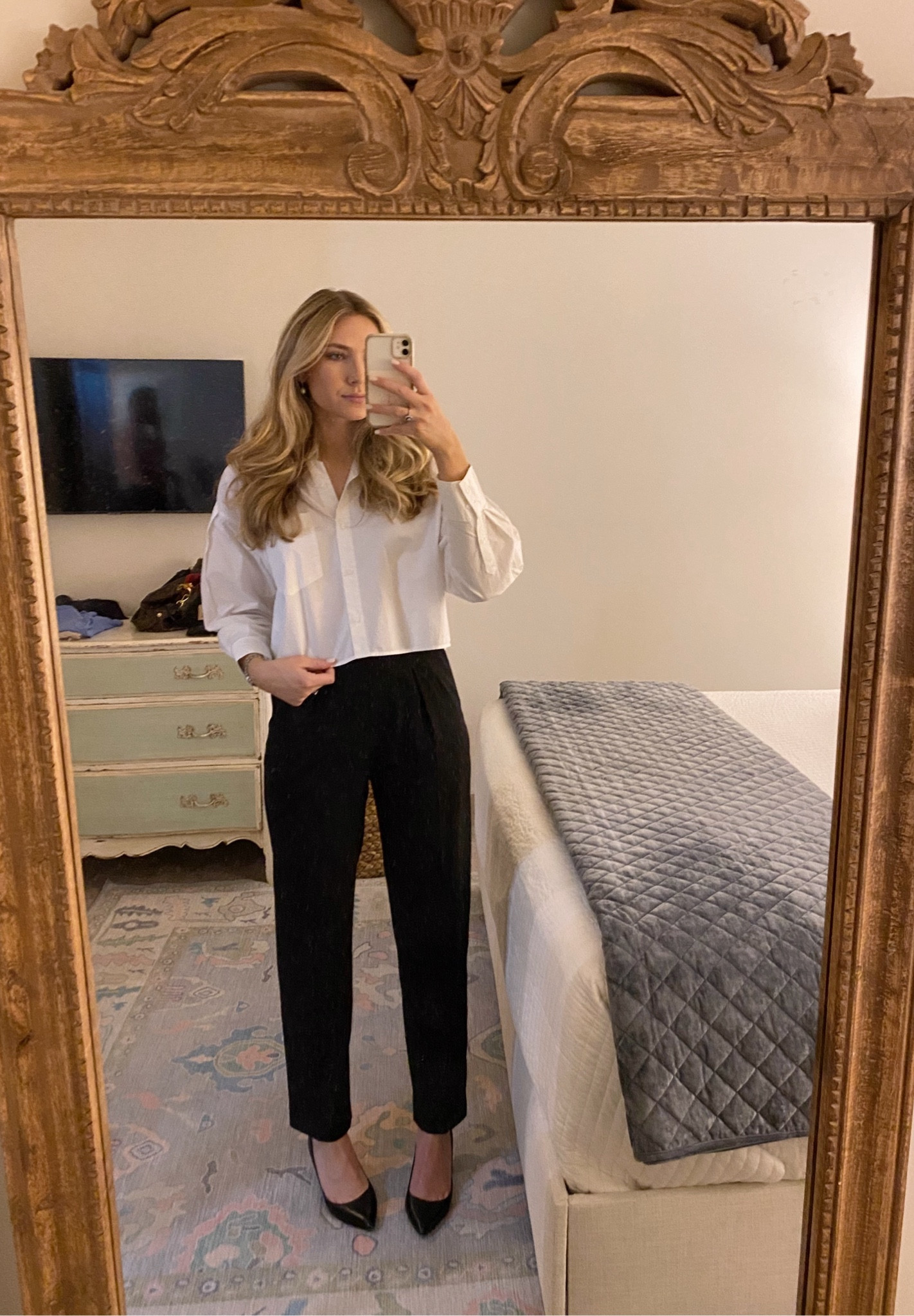 What I Wore! For my law school journal class picture. Top is old from H&M. Trousers are old from Zara. Heels are Ann Taylor. 

workwear // cropped white shirt // black trousers // black heels

#LTKfindsunder100 #LTKSeasonal #LTKworkwear