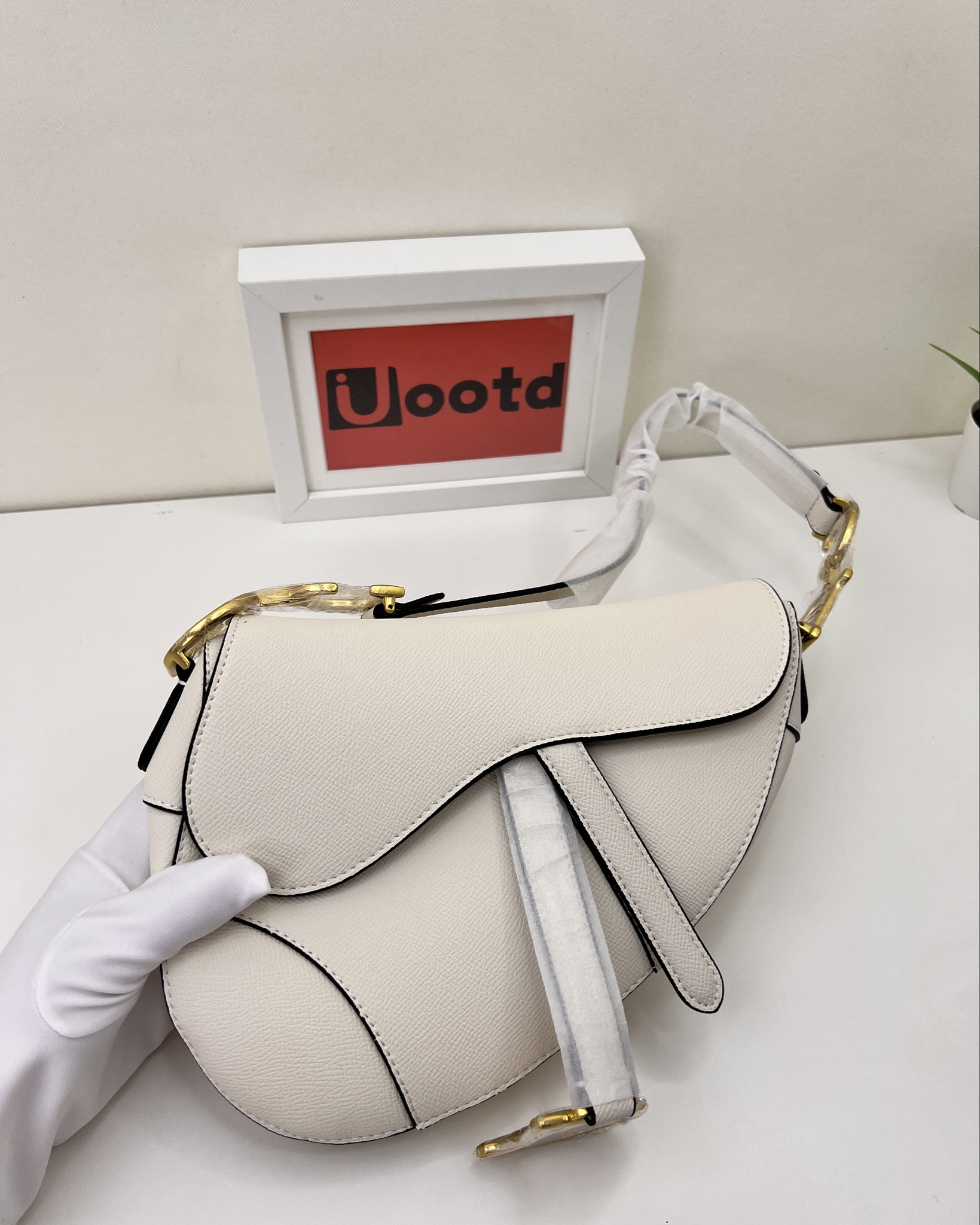 Dior saddle Bag handbag women white Bag 

#LTKfindsunder100 #LTKtravel #LTKworkwear