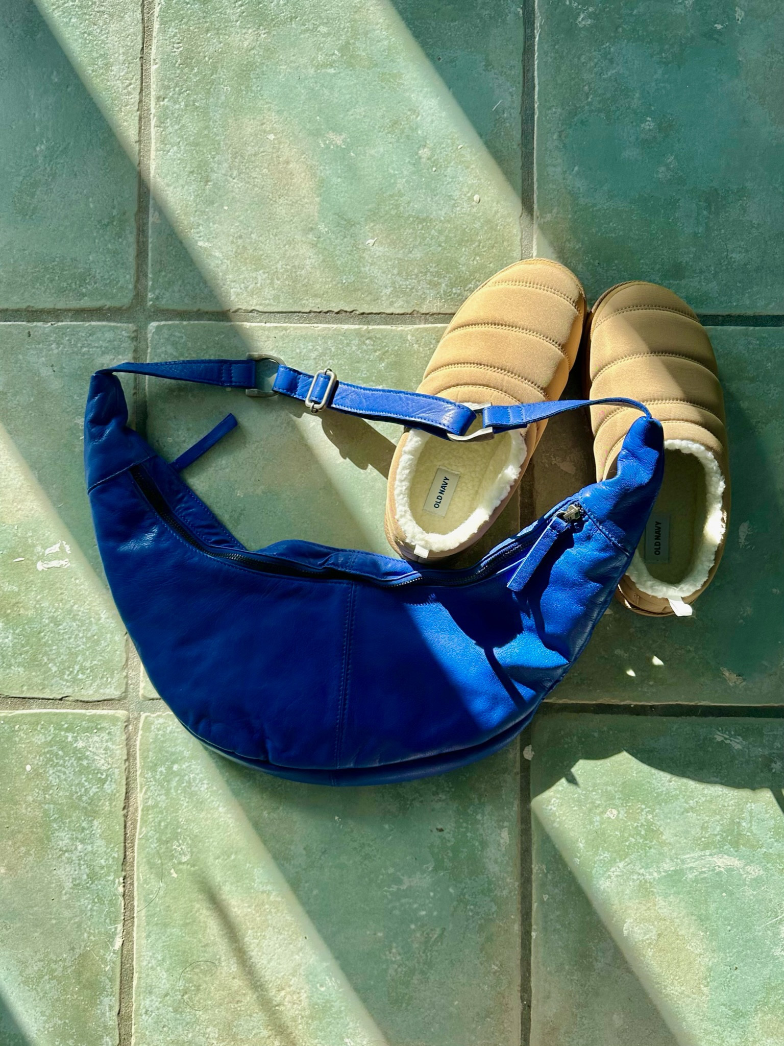 loving these 2 items to complete all my fall fits lately! These slippers are so cute and on sale right now at Old Navy!

tote bag | cross body bag | slippers | uggs | old navy | free people | 

#LTKsalealert #LTKshoecrush #LTKSeasonal