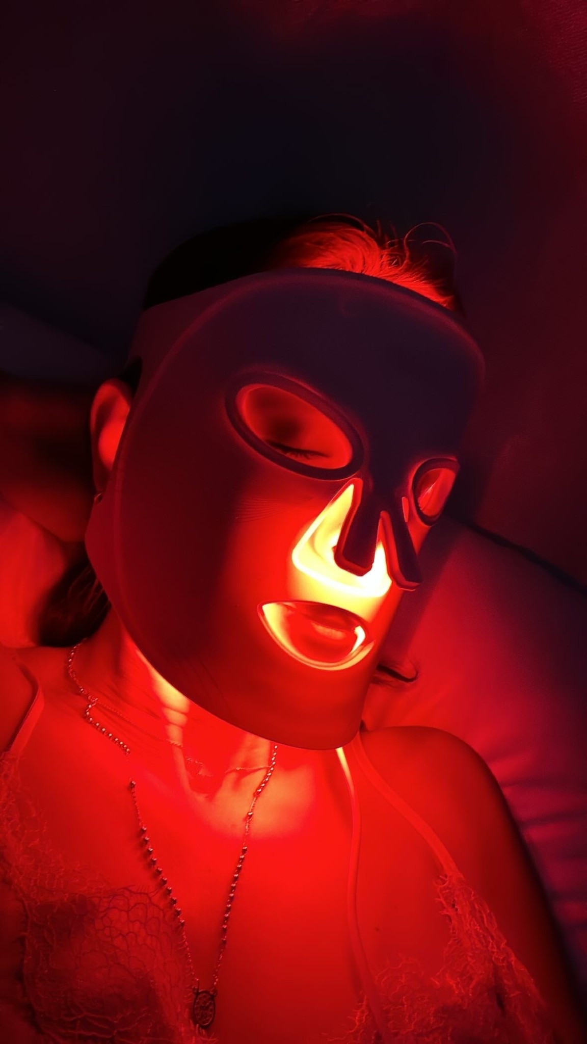This LED Face Mask Light Therapy has become my go-to for at-home glow sessions ✨
It combines red, blue, orange, and 850nm infrared light to target fine lines, breakouts, and dull skin.
Bonus? It’s portable, has a rechargeable remote, and 400 LEDs for serious results 💆‍♀️