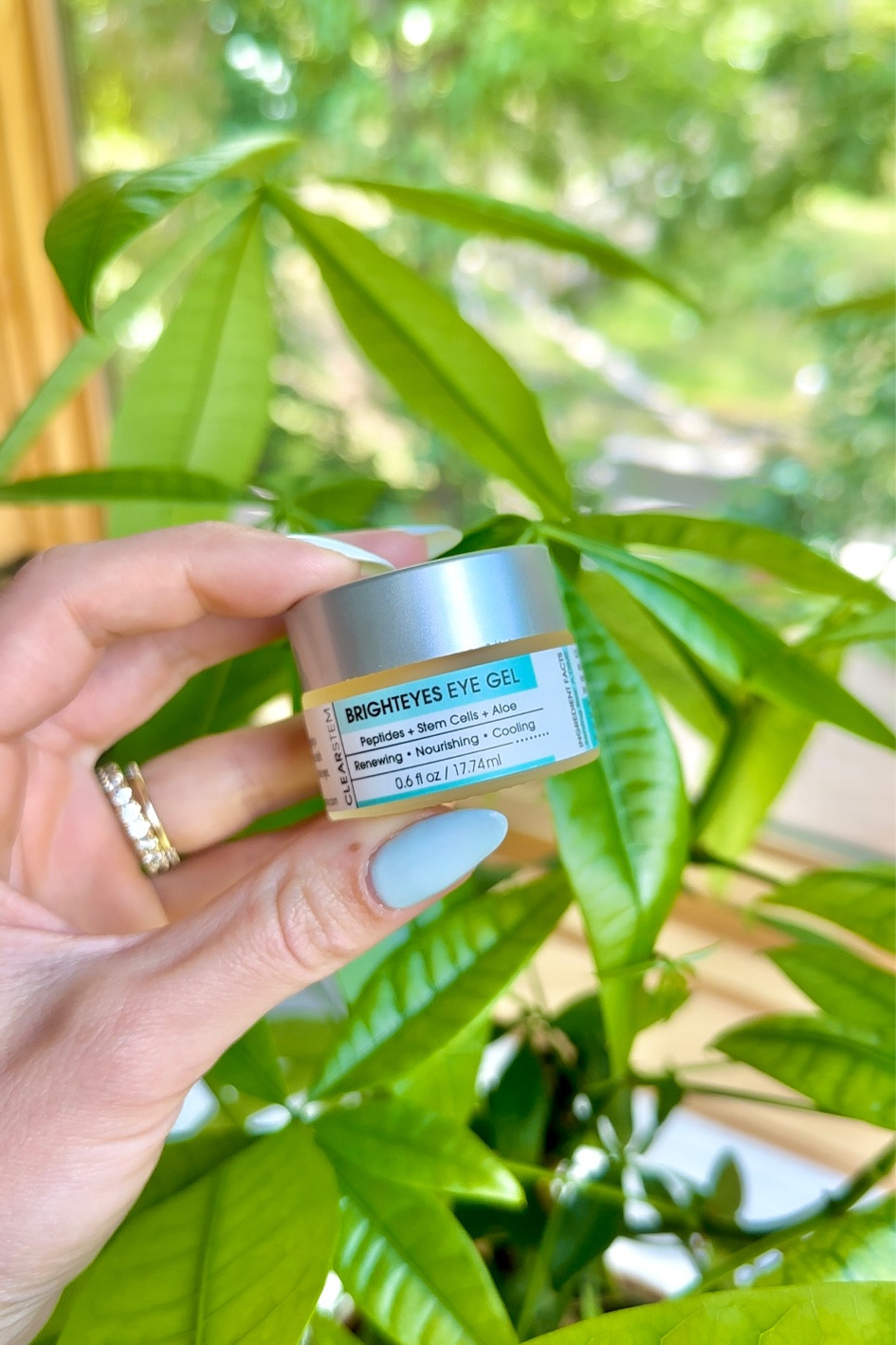 I’ve been trying out CLEARSTEM’s nontoxic brighteyes eye gel with peptides, stem cells, and aloe. 

#LTKunder100