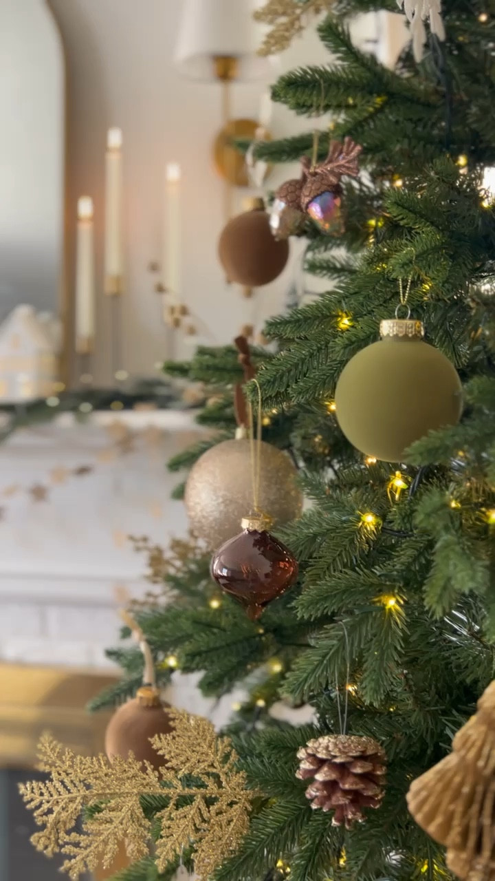 ✨✨Dreamy Christmas mantle decor ✨✨

#LTKHome #LTKHoliday #LTKSeasonal