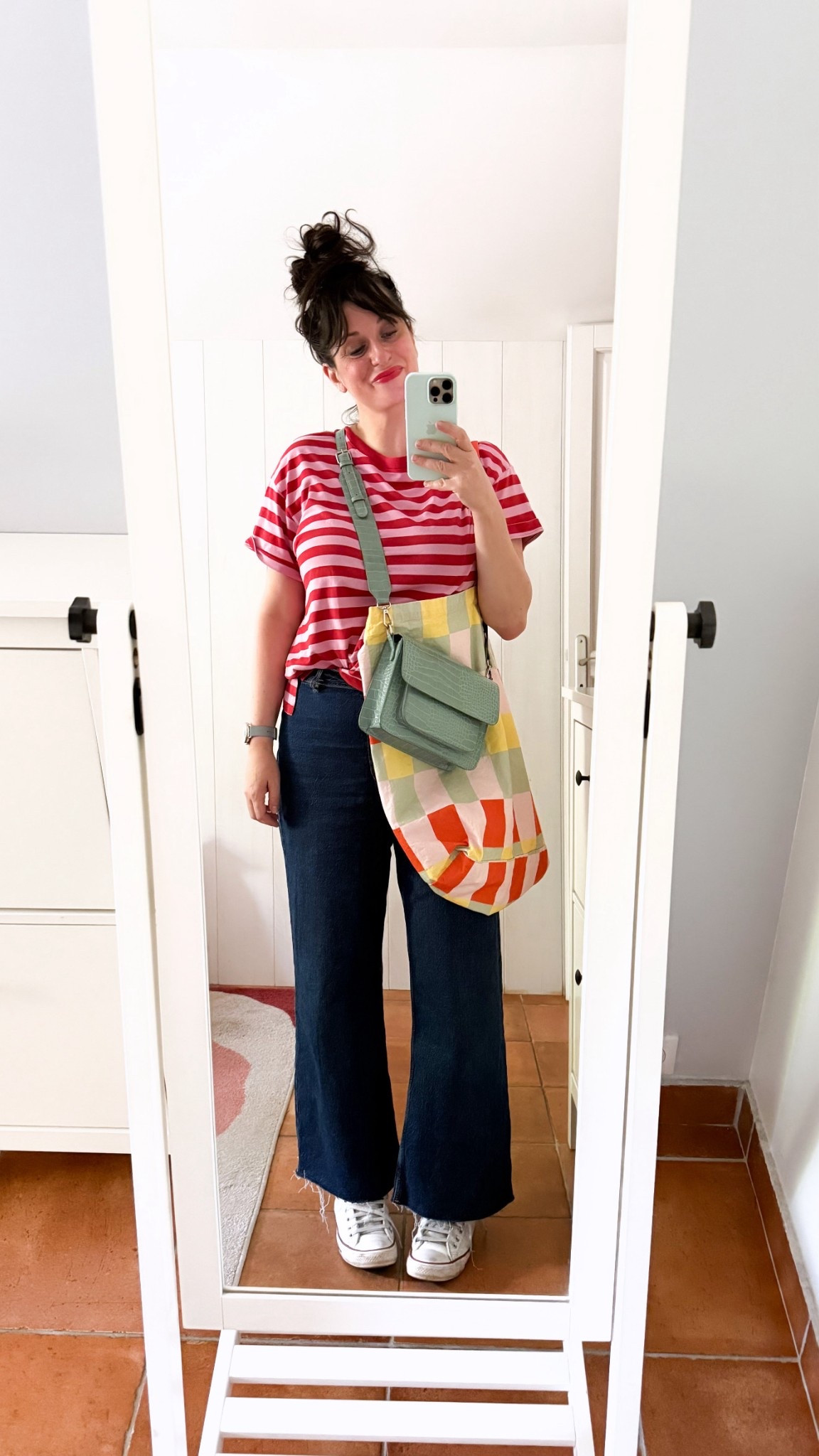 . T-shirt rayé (dont j'ai fait couper les manches) #monki (en lien)
. Jean flare crop #mango (en lien)
. Tote bag géant Hello Blogzine x Maisons du Monde 
. Sac rigide vert d'eau #hvisk 
. #converse en cuir blanc (en lien) 
. Baume coloré "poppy red" #labello (en lien)

#LTKfrance #LTKmidsize #LTKspring