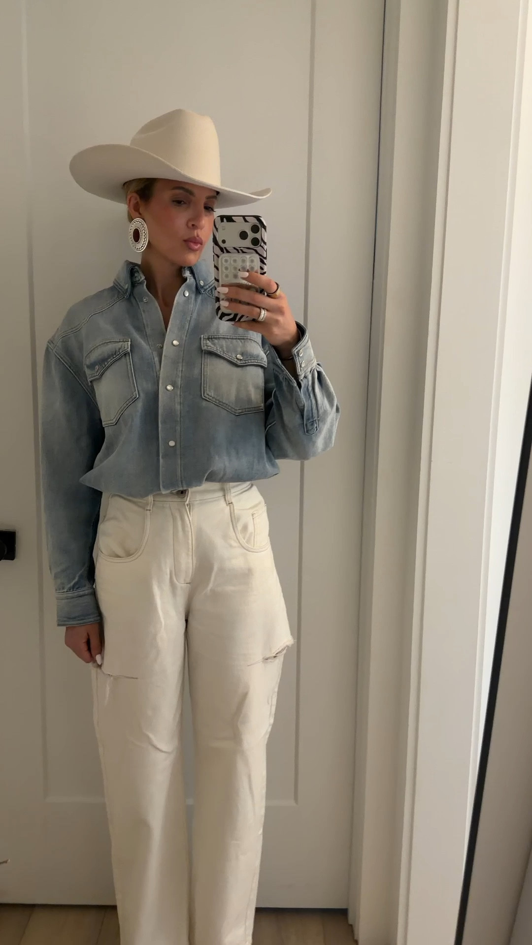 Wearing a size 40 in the top. It’s on sale! Jeans run tts￼

#LTKSaleAlert #LTKootd #LTKFestival