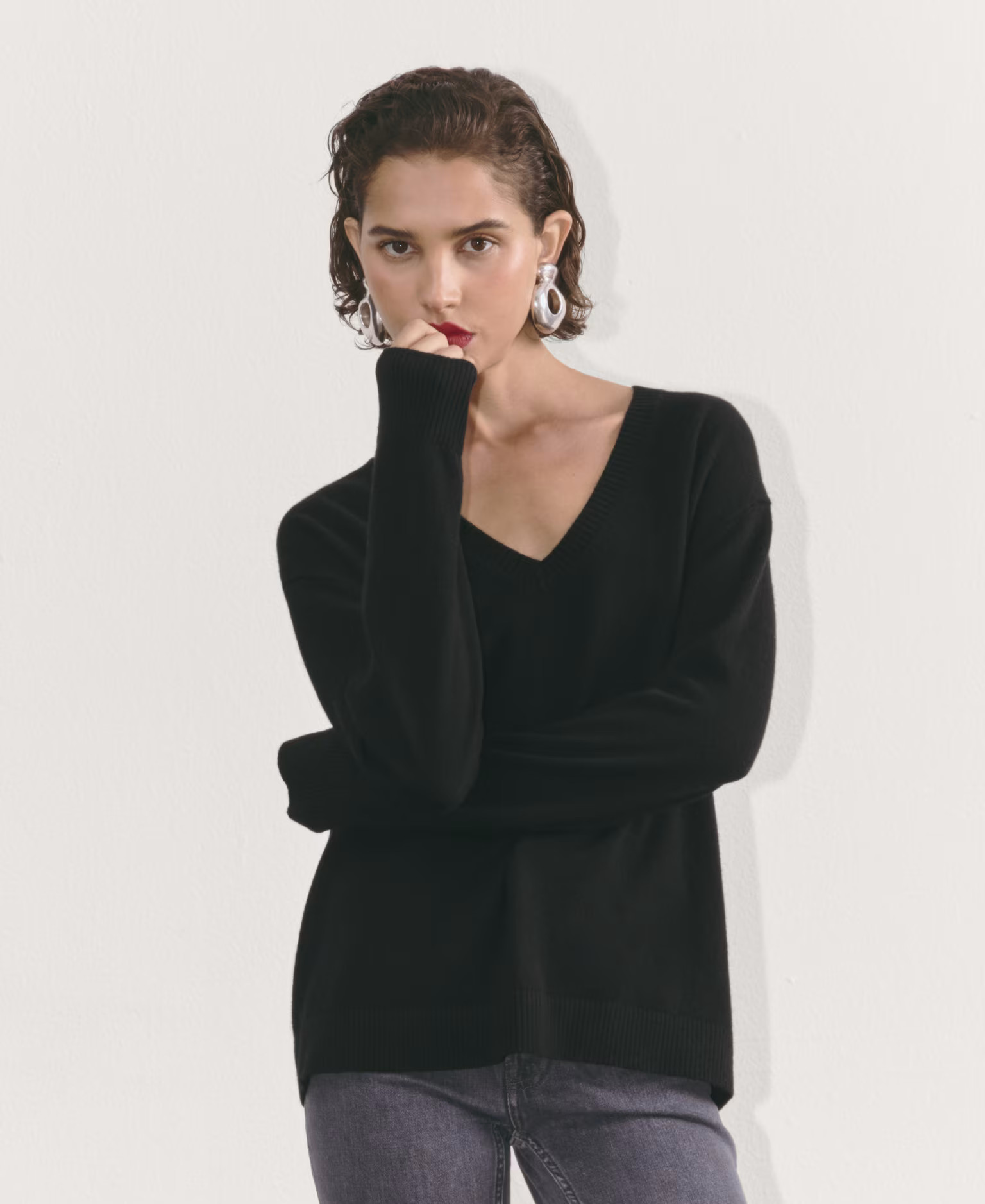Women's Classic V in Cashmere Sweater by Everlane in Black, Size S | Everlane
