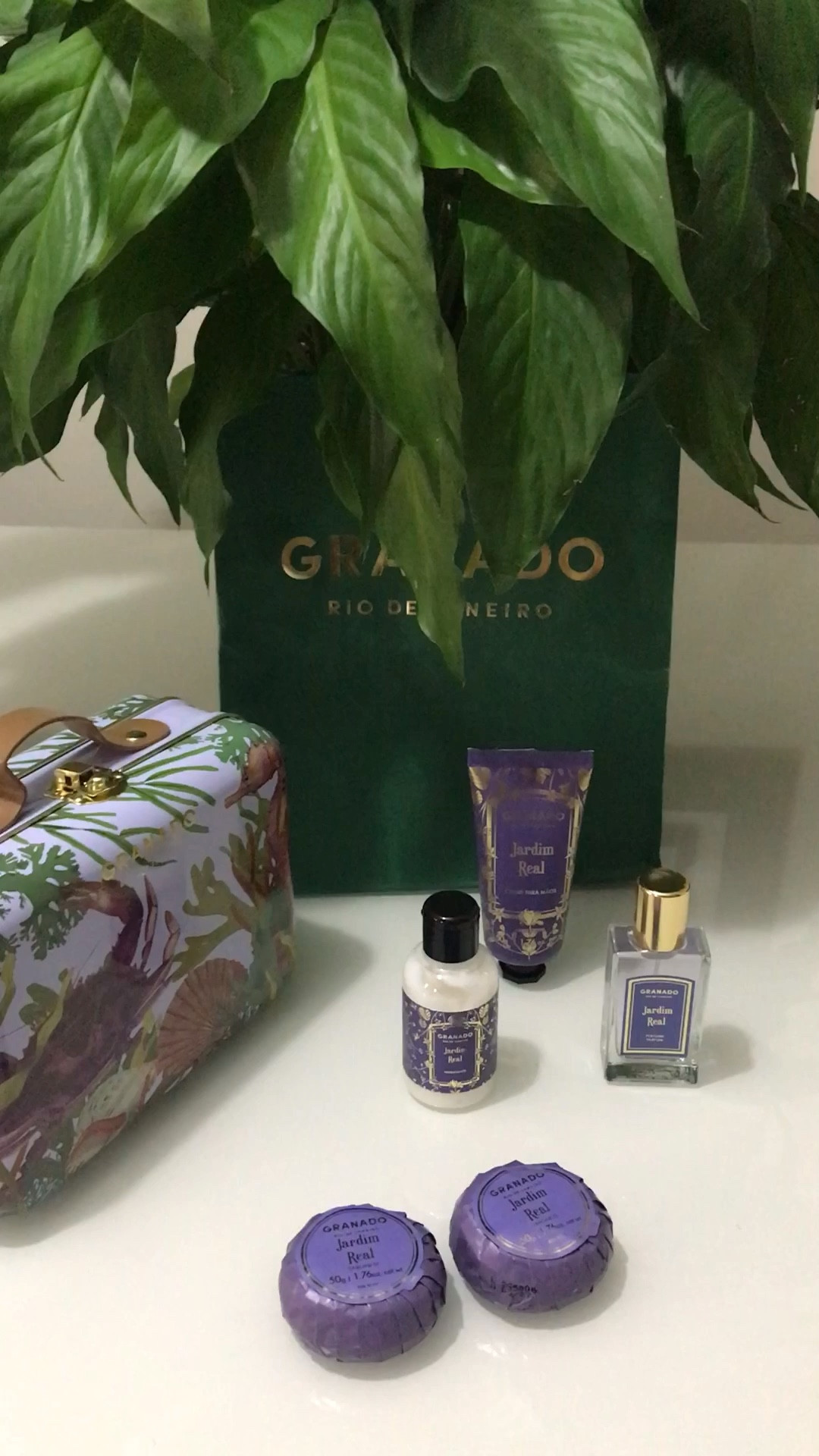 Hoje eu vim compartilhar esse kit de natal que ganhei da minha e fiquei completamente apaixonada por esse produto o aroma é amor à primeira vista 😍

O kit contém dois sabonetes , uma mini loção corporal , um creme para as mãos , além de um mini perfume  e todos os produtos vem em uma linda maletinha para você colocar seus produtos de Skincare ou maquiagem .

O produto confere hidratação e a maciez , apenas experimente para se apaixonar pela fragrância jardim real .