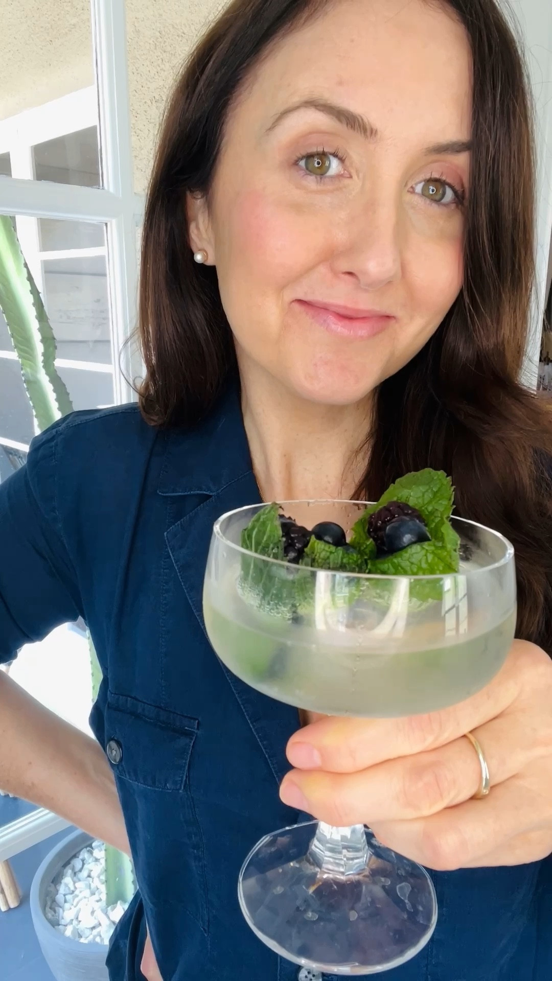 I saw this idea on @doublethespoonfuls and had to try myself. The berries look sooo cute frozen into ice cubes. The mint however does wilt rather fast so feel free to omit.
