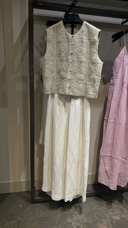 Loved this crochet vest and linen trouser look from Massimo Dutti! 