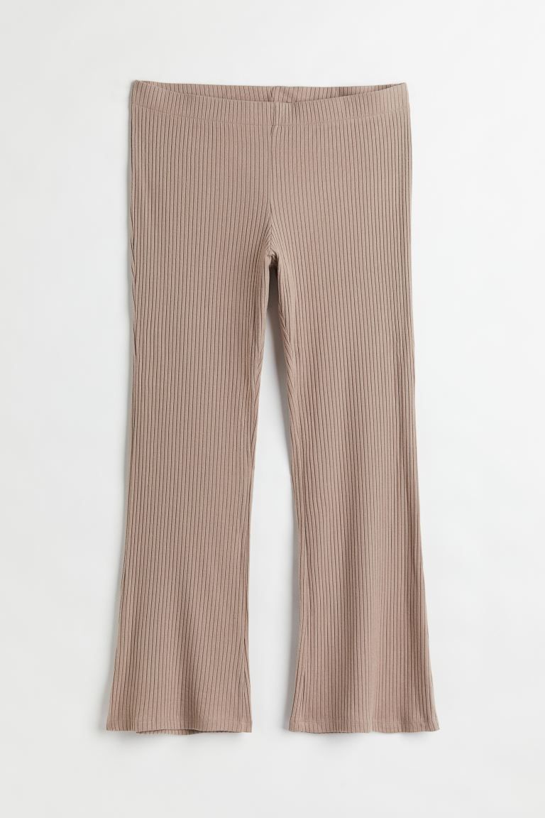 Een flared legging van zacht ribtricot met een normale taille met elastiek. | H&M (DE, AT, CH, NL, FI)