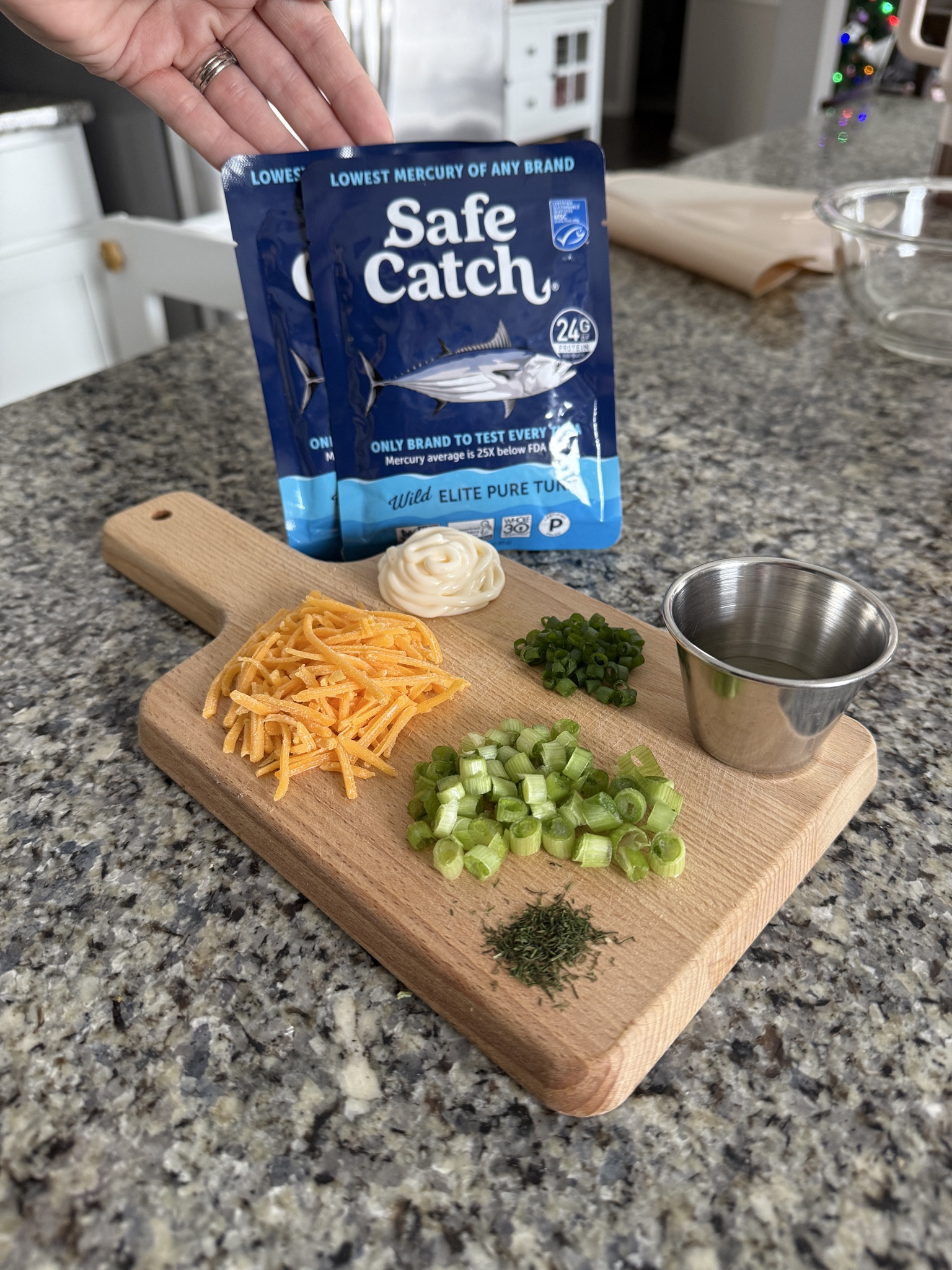 Making my easy tuna spread for lunch. Serve with some crackers or mini toasts for a lunch that’s right around 500 calories with 50g of protein!

#LTKfoodie