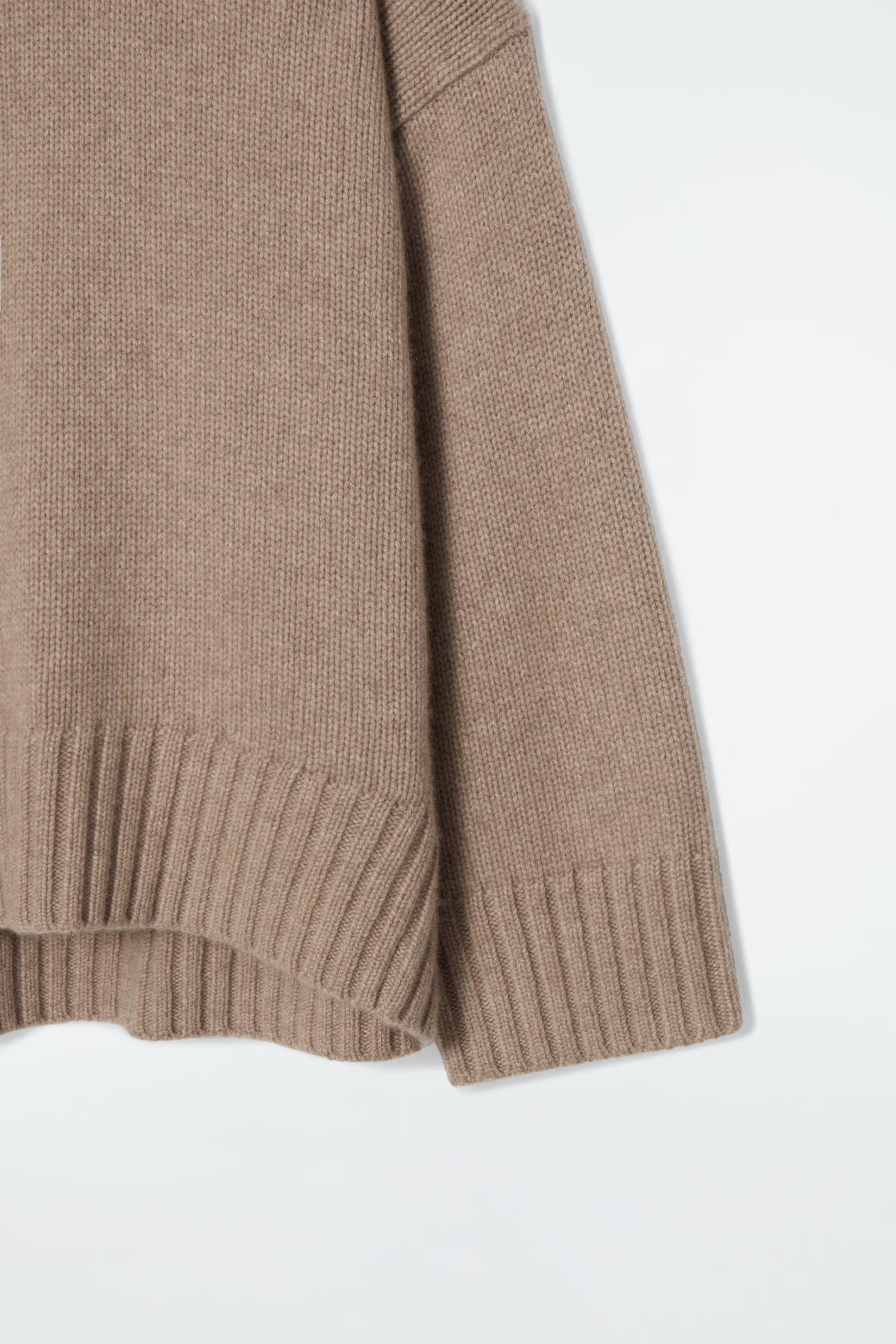 GROBSTRICKPULLOVER AUS KASCHMIR MIT ROLLKRAGEN - BEIGE/UNGEFÄRBT | COS | COS (EU)