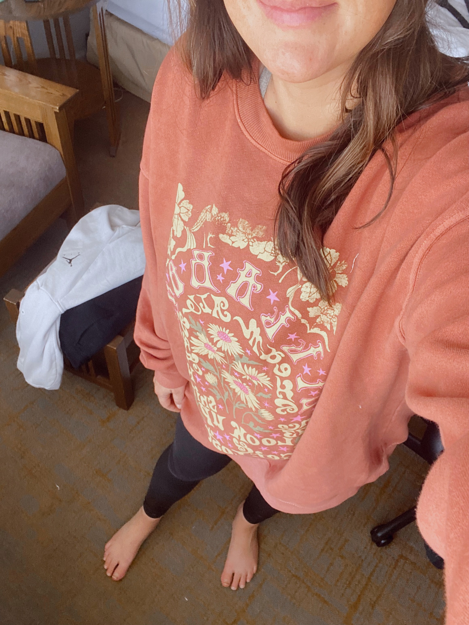 I am wearing an xl. Perfect with leggings, covers butt! 

Leggings are maternity. Got my true size!

#LTKunder100 #LTKSeasonal #LTKstyletip