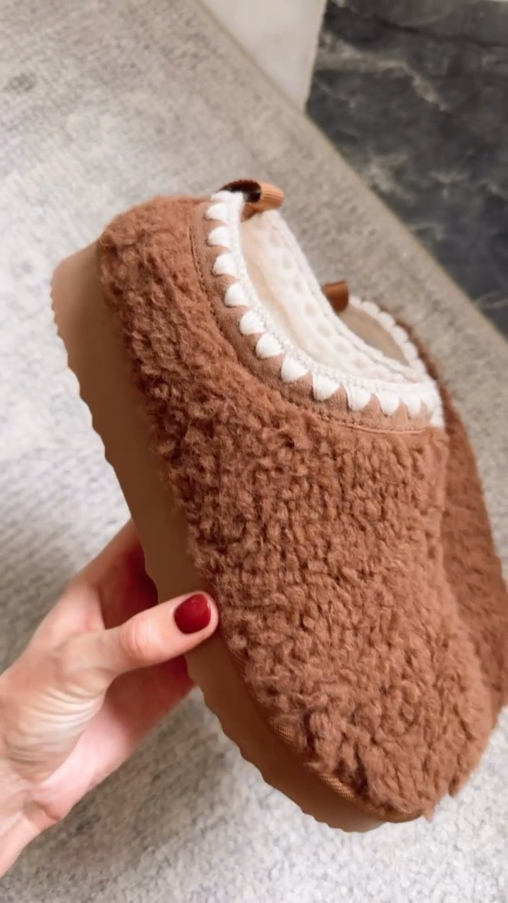 These fuzzy slippers would make a great gift for her this season! The price point is so good! 

Loverly Grey, Target find, Target fashion, women’s slippers

#LTKFindsUnder50 #LTKHoliday #LTKGiftGuide