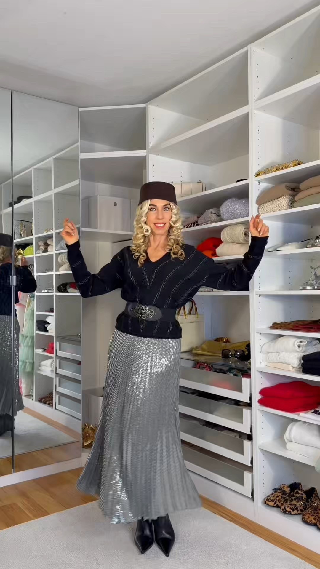 Date Night Outfit – Glam trifft Cozy Chic ✨

Dieses Outfit ist der perfekte Mix aus glitzernd & lässig.
Ich trage einen funkelnden Rock kombiniert mit einem soften Pullover – nicht overdressed, aber trotzdem absolut elegant. Genau mein Stil für ein Dinner, Event oder einen besonderen Abend.

Der Hut ist das absolute Statement-Piece – er macht den Look besonders und verleiht sofort Persönlichkeit. Dazu ein eleganter Gürtel, der die Taille betont und dem Outfit Struktur gibt.

Ich liebe Looks, die feminin, modern und trotzdem tragbar sind. 💕

Shop the look direkt hier über LTK 🤍


#DateNightOutfit #GlamLook #LTKStyle #StyleInspiration #DinnerOutfit #FeminineLook #ClassyStyle #OutfitInspo #FashionOver40 #EleganterLook #OOTDInspiration #HutStyle #GermanInfluencer #ChicOutfit #AbendLook

#LTKdeutschland #LTKeurope #LTKdatenight