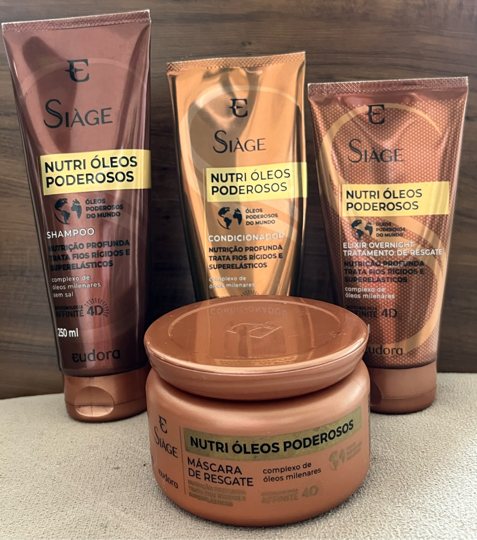 Kit de tratamento. O Kit Siàge Nutri Óleos Poderosos é o tratamento para fios rígidos e superelásticos, devolvendo resistência.

#LTKbrasil