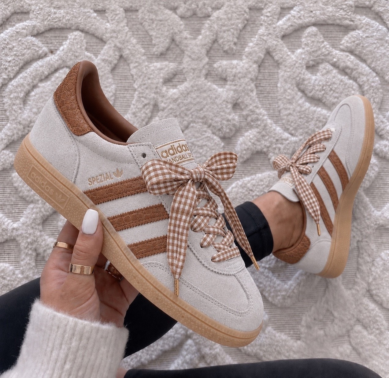 adidas Handball Spezial Sneaker 🤍🤎

These have that effortlessly cute, vintage look while still being super comfy for everyday wear.