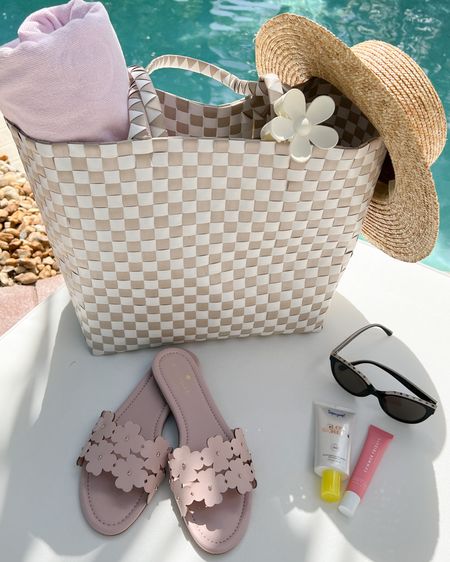Poolside essentials ☀️  

wild fable, Target, checkered beach tote, Kate spade sandals, Chanel sunglasses, straw hat, daisy hair clip, amazon, summer fridays, super goop, glow screen, vacation, pool bag

#LTKunder50 #LTKswim #LTKunder100