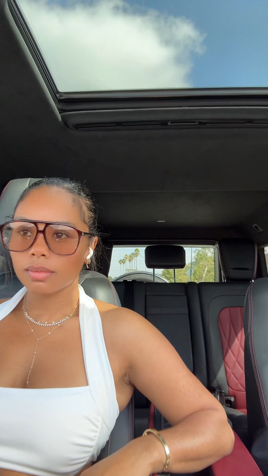 Top & glasses linked! Effortless chic 🤍