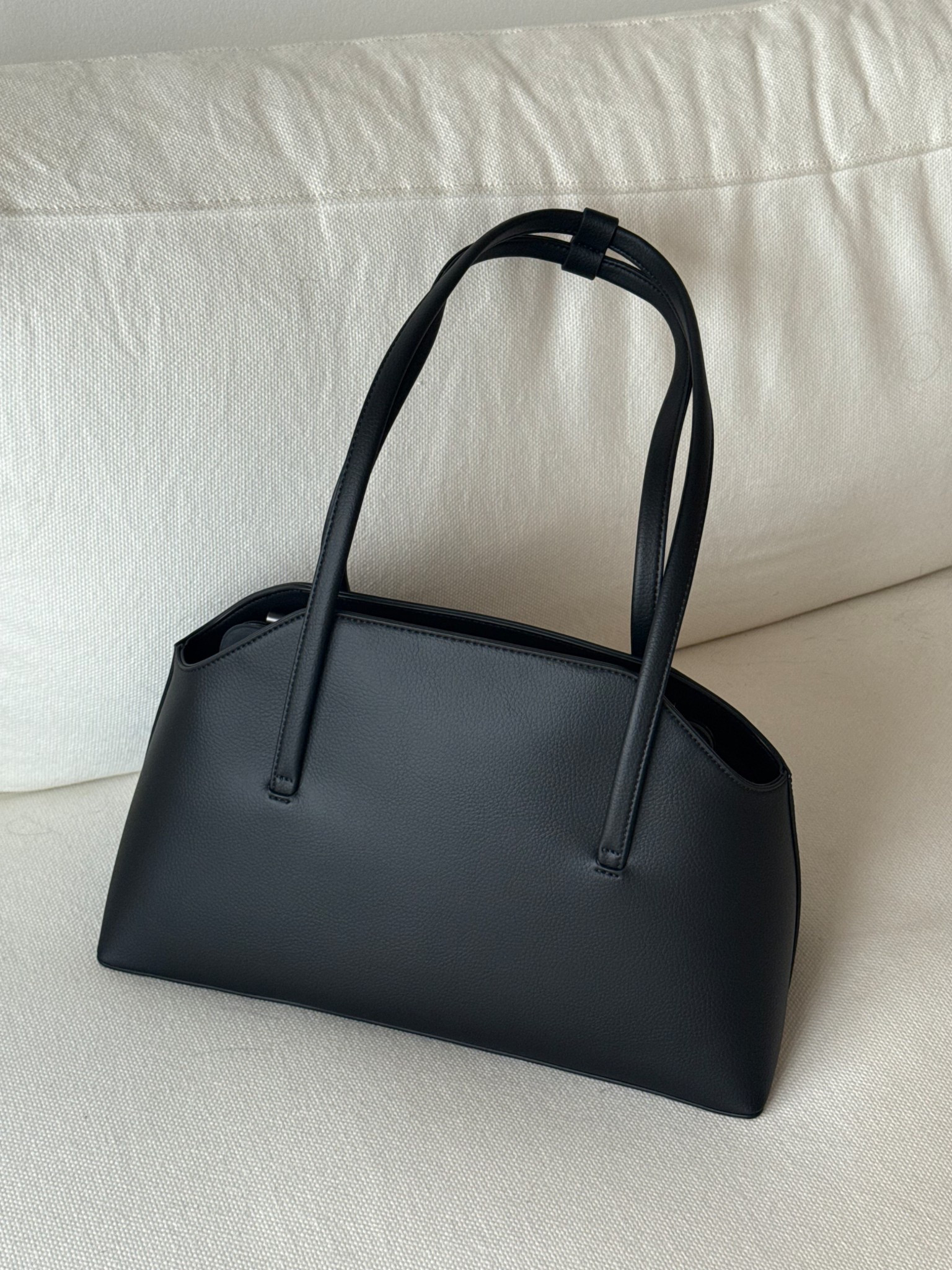 The perfect bag for the girls on the go! Perfect for strolling around a new city or for work without carrying a gigantic bag. It fits an iPad and all of your necessities so it’s great for corporate girlies! 

#LTKItBag #LTKWorkwear #LTKStyleTip