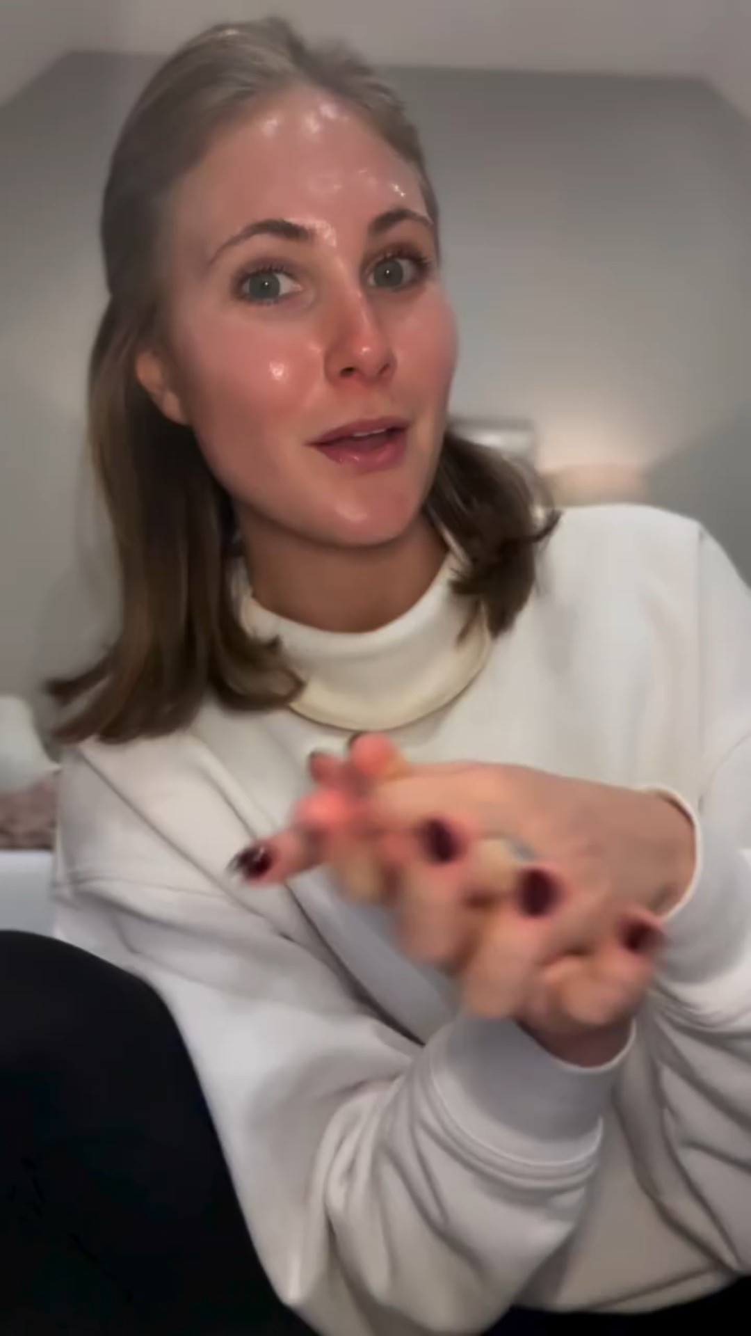 🎄 WELLNESS CHRISTMAS HAUL Pt. 1🎄
Black Friday finds I actually love + use → comment SHOP to get the links! 🤍 

1. @shopdubose re-glow 
2. @epionce new skincare lineup ✨
3. @livehealthillie hats, candles, etc! 
4. @therabody theragun prime (5th gen) 
5. @therabody theraface depuffing wand 
6. @clearstemskincare matcha eye patches 
7. @higherdose red light mask 
8. @kachava vanilla & strawberry protein powder 🍓

Hopefully these give you some more ideas !!! Watch out for PT. 2 in 1 hour ❤️❤️❤️