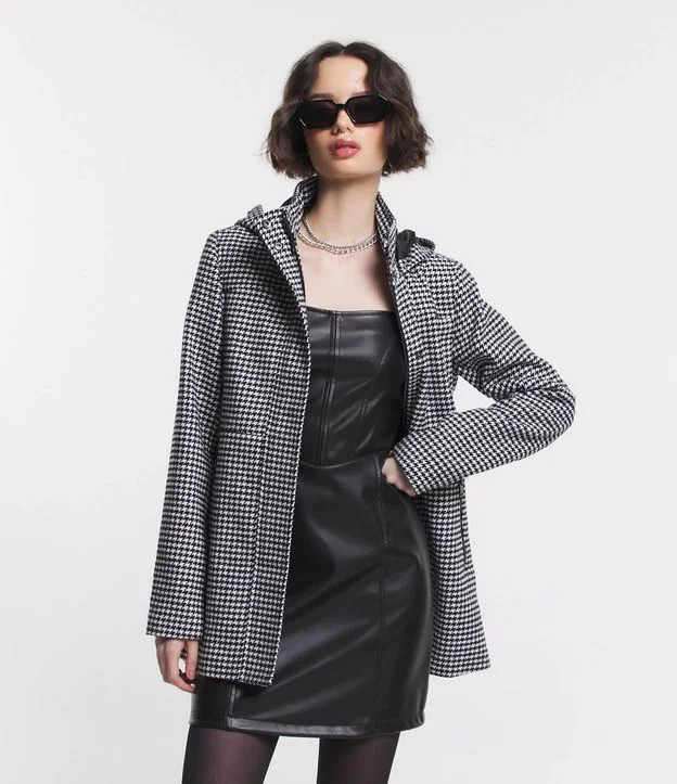 Casaco Longo em Polivelour Pied de Poule com Capuz Preto/Branco | Renner (BR)