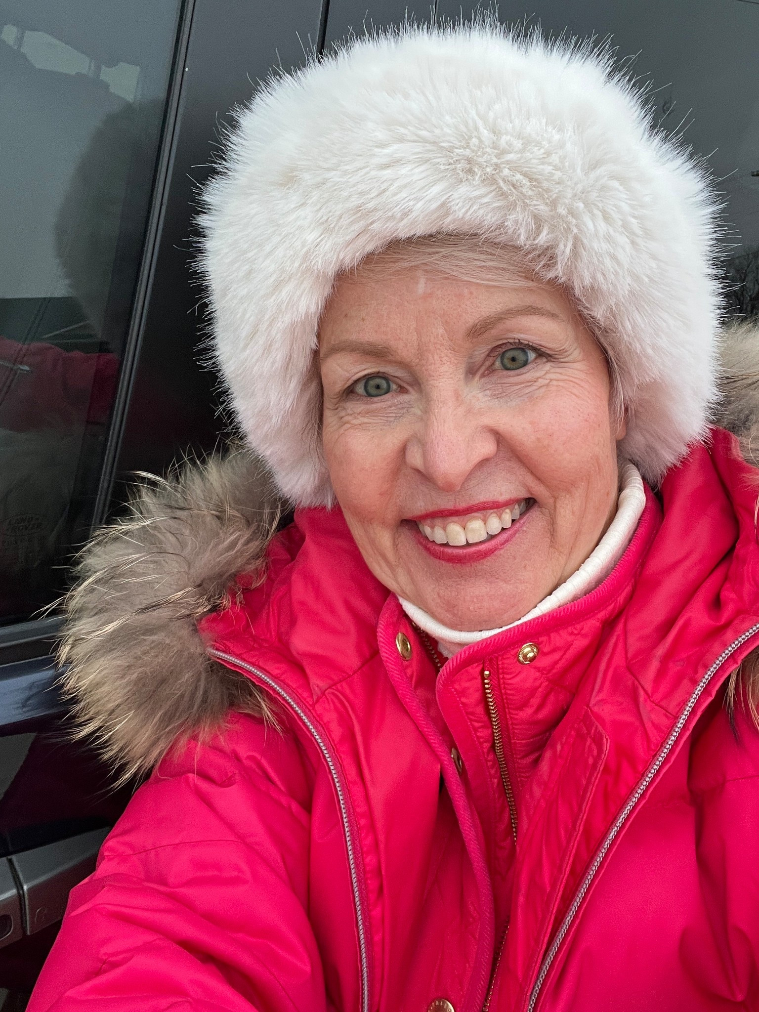 When the weather goes sub-zero, you upgrade your headgear! Love my new alo headband. ❄️❄️❄️
Makes me want to stay outside. JK.