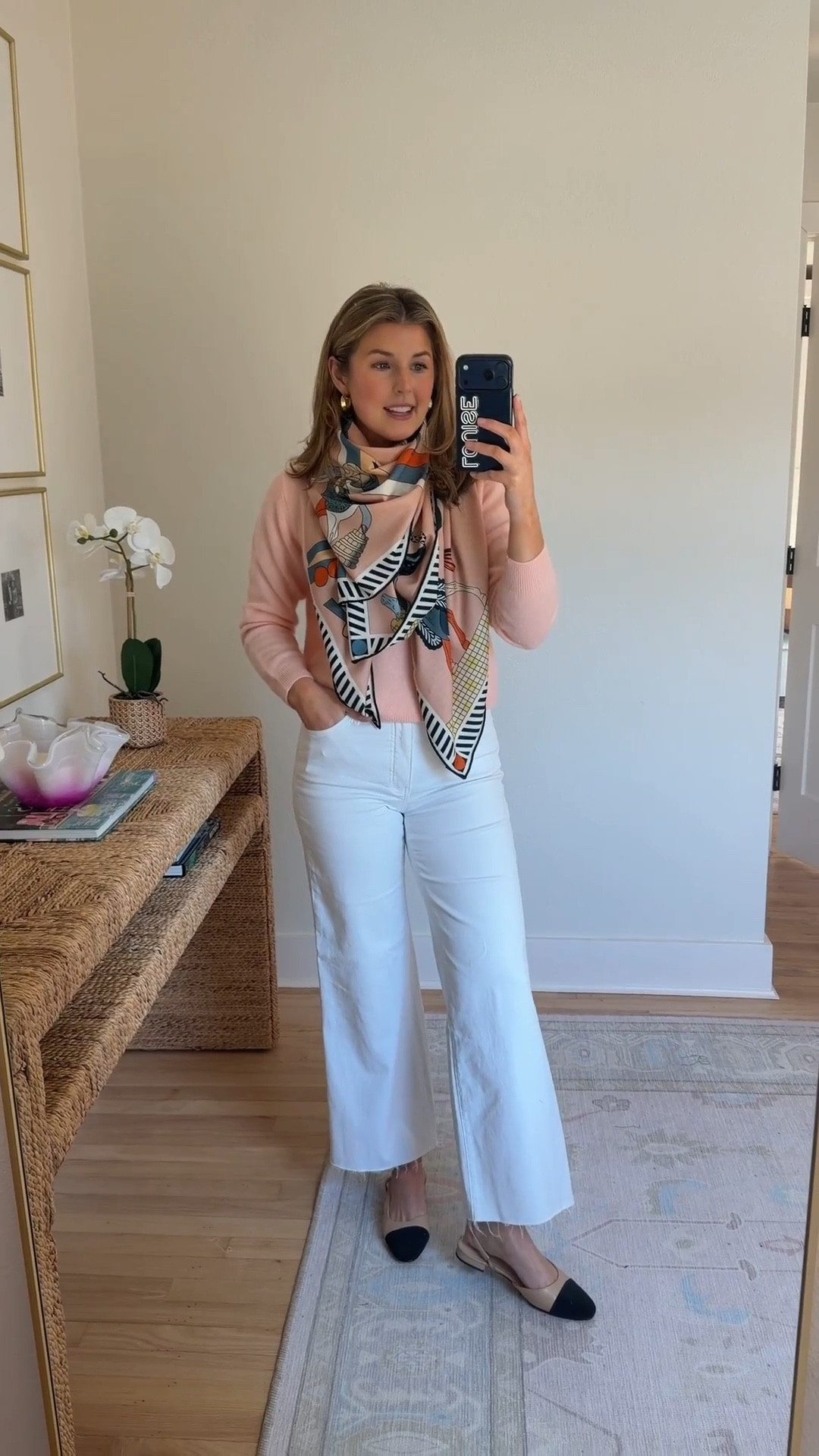 Chic outfit idea for spring! Wearing a S/M in sweater and 0 in jeans 
