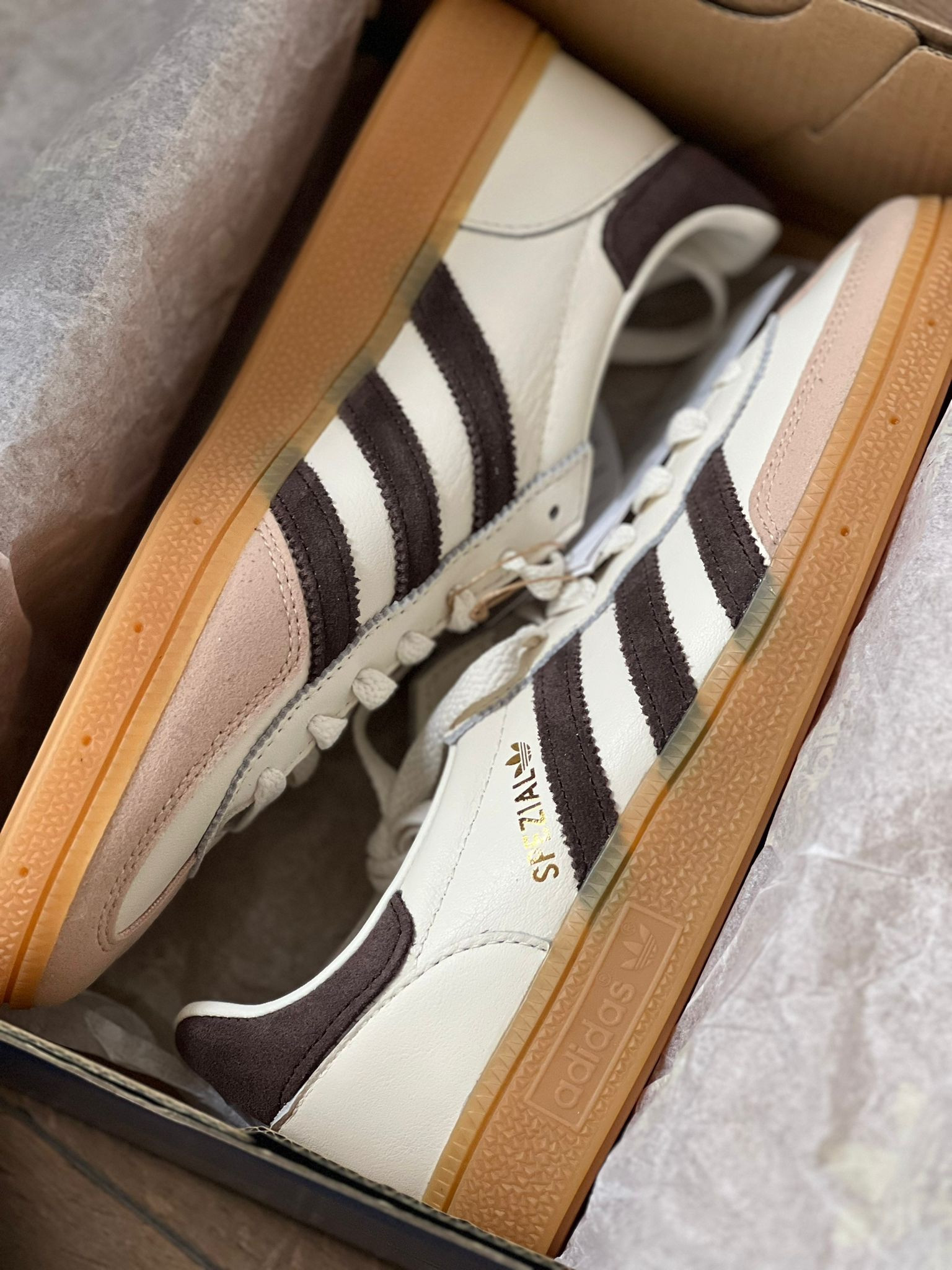 My new Adidas Handball Spezial Sneakers 👟 fast überall ausverkauft, aber habe euch ein paar weitere schöne Modelle und Farben mit verlinkt. 

#LTKshoecrush #LTKstyletip #LTKeurope
