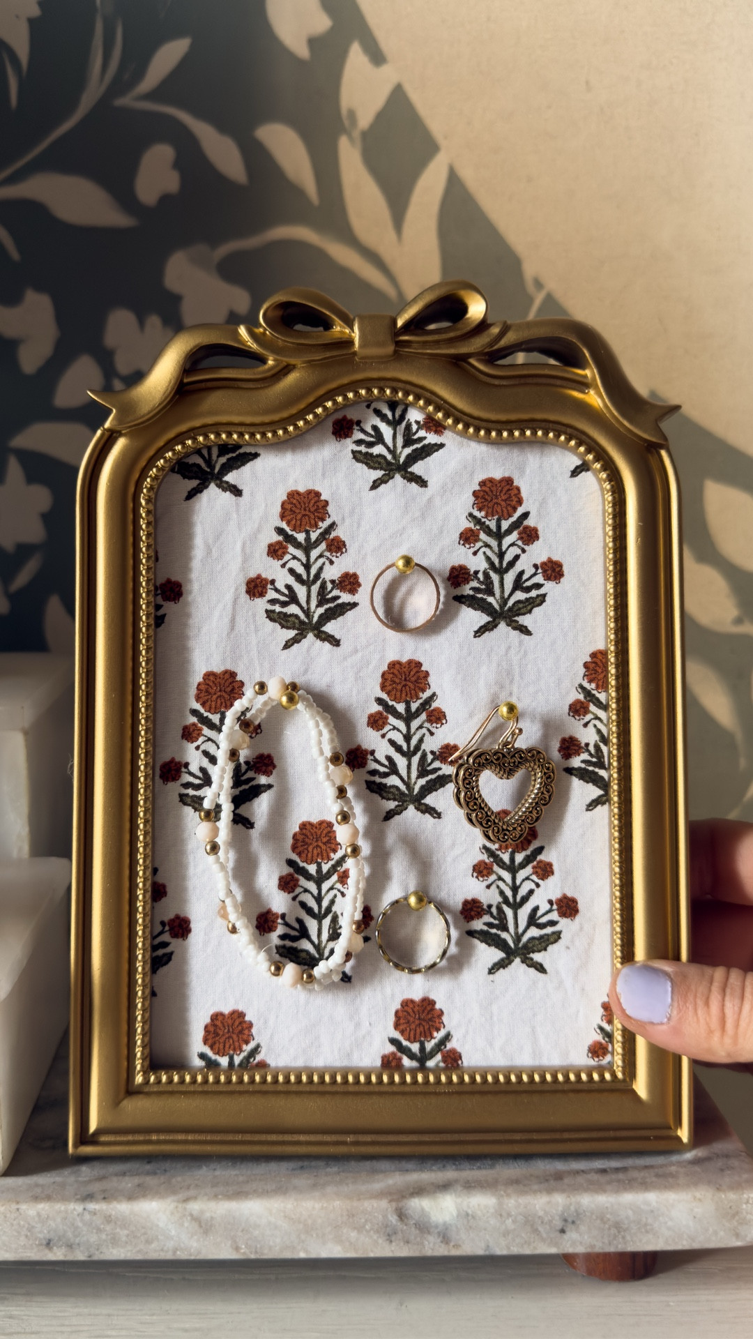 Make your own jewelry holder out of a picture frame! 😍👏🏼

#LTKHome #LTKSeasonal #LTKmomlife