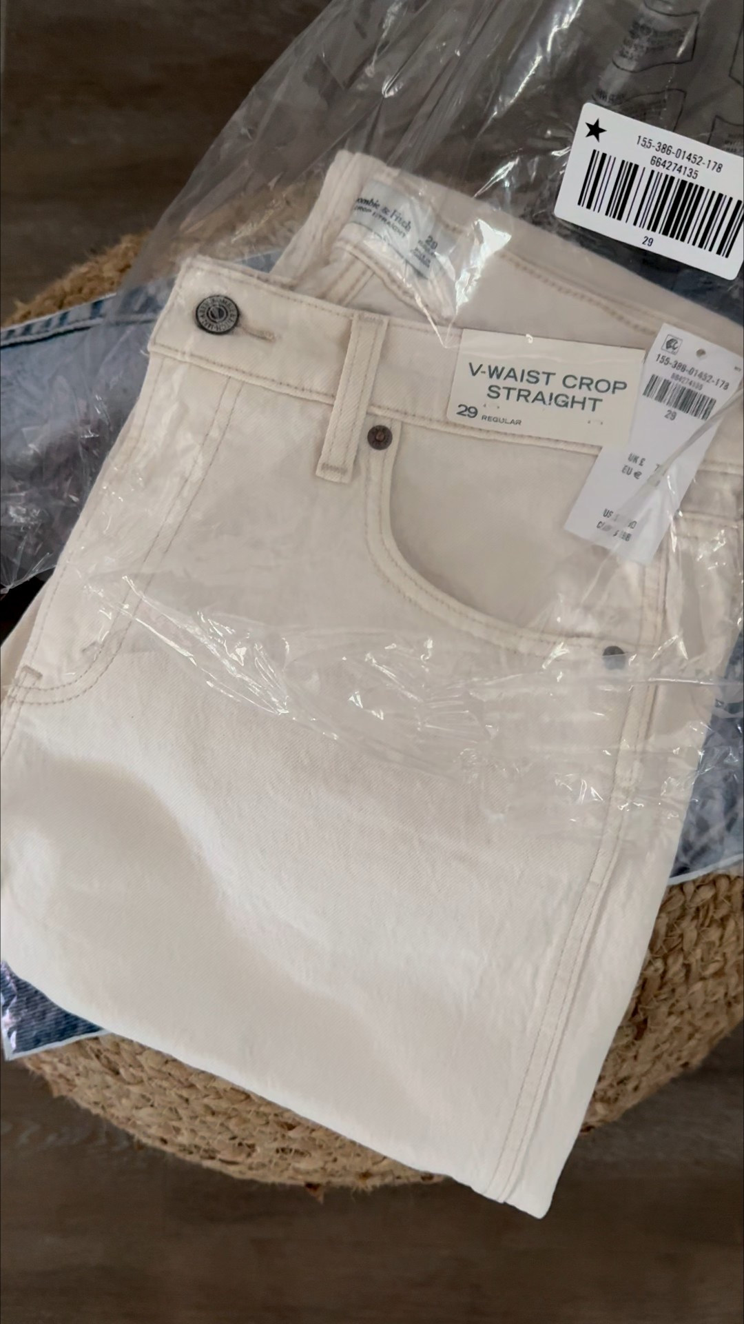 The perfect off white/ ecru cropped straight jeans for fall 🤍

Abercrombie jeans // ecru jeans // cream jeans // fall jeans // fall outfit #abercrombie 

#LTKStyleTip #LTKFindsUnder100 #LTKSaleAlert