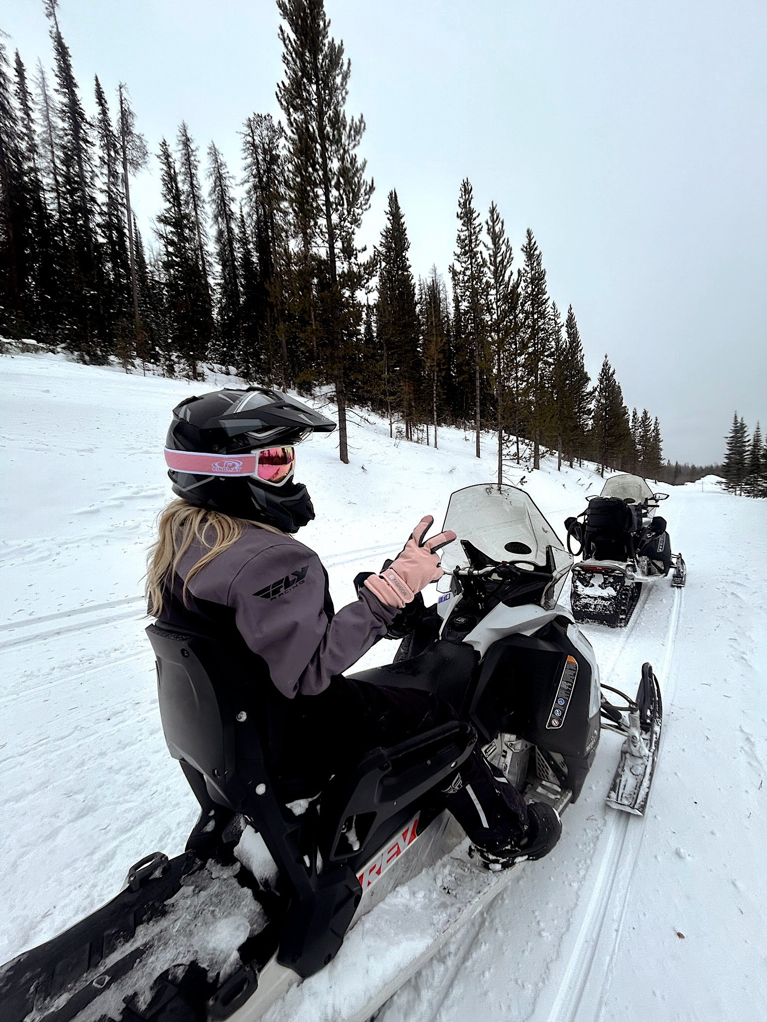 These googles were cute and functional! Didn’t fog up. I got my husband the black and silver ones and he loved his! 

Gloves were furry in the inside and kept my hands warm while skiing and snowmobiling 