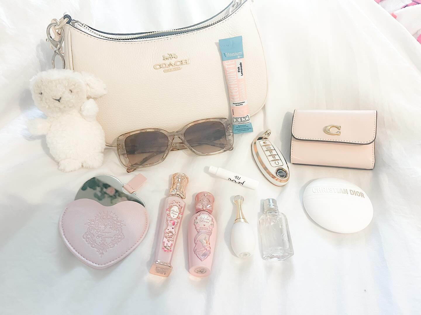 What’s in my bag?💼🎀

This will be posted on my LTK later, so make sure to go follow me there to not miss out and get the links to everything I have in my bag🤍🤍

#coachbag #coachwallet #coquettebag #whatsinmybag #whatsinmypurse #flowerknowsmakeup #diorbeauty #miniperfume