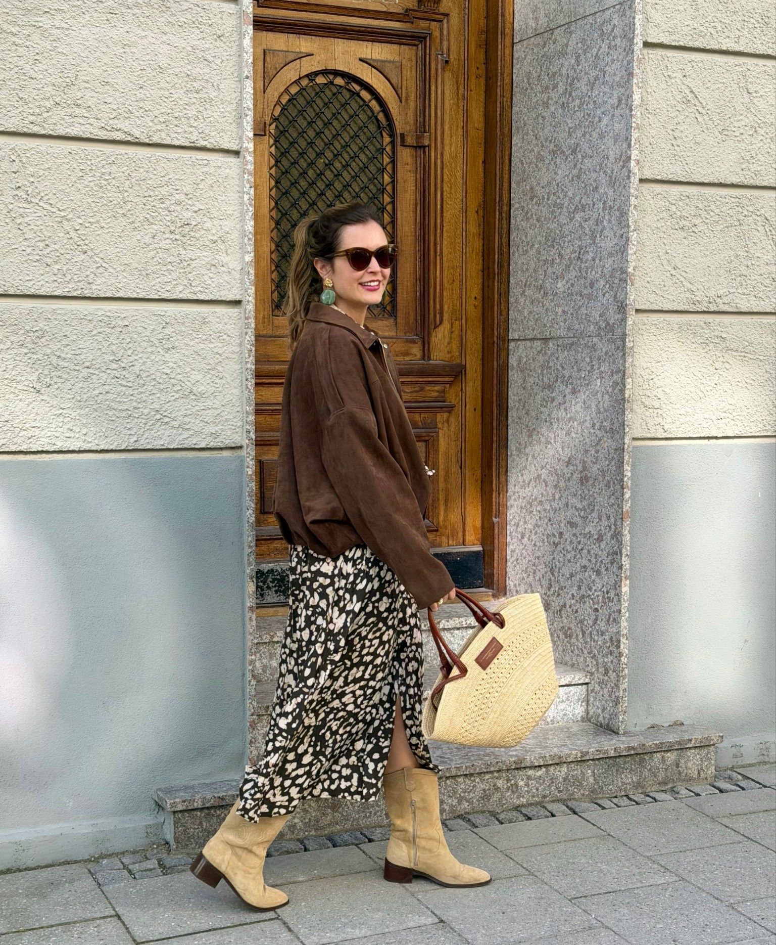 Frühlingslook mit (Kunst-)Wildlederjacke, Kleid mit Animal Print, Cowboy Boots und Raffia Bag. 

#LTKkleider #LTKmidsize #LTKspring