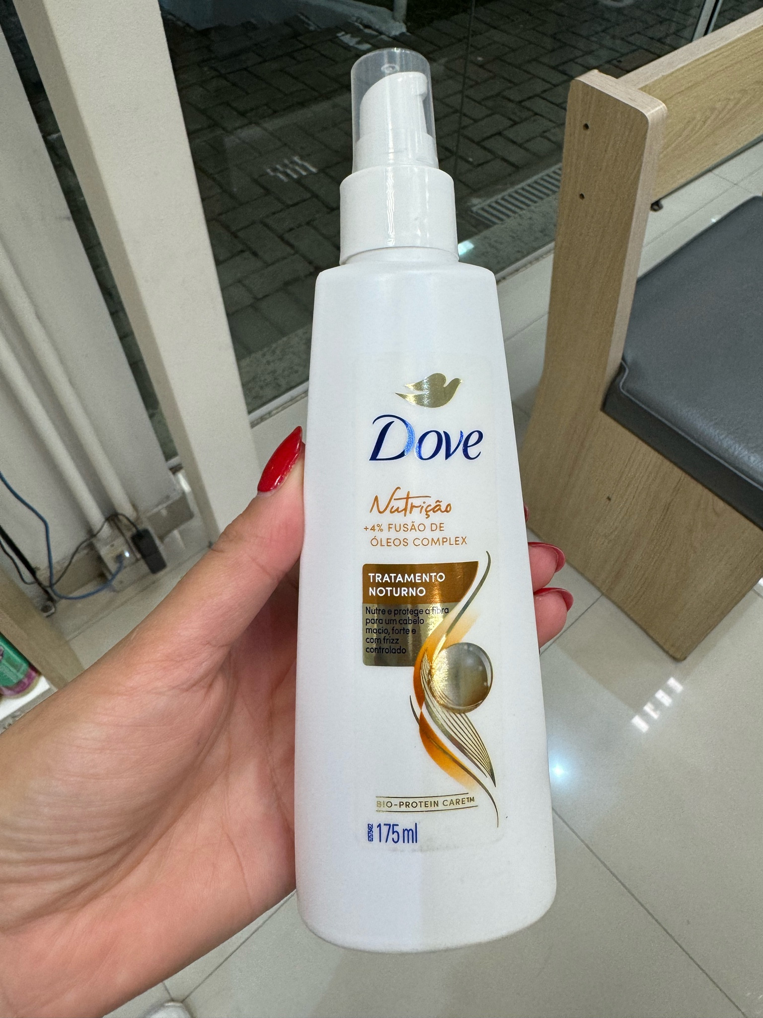 Dove Tratamento Noturno.
Este produto para cabelos enfraquecidos contém uma combinação única de óleos nutritivos que se fundem nos fios do cabelo, ajudando na hidratação capilar.

Tratamento perfeito para cabelo seco e quebradiço, pois nutre profundamente a fibra capilar, deixando-o fortificado e reduzindo o frizz.

#LTKbrasil #LTKbeauty #LTKwinter