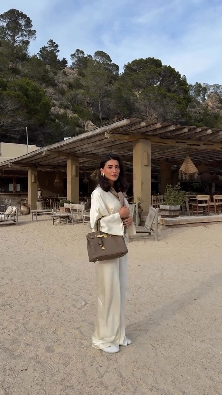 Silk outfit for the win 🤍

#summeroutfits #europesummer #ibiza #classyoutfits #ootd #eurotrip