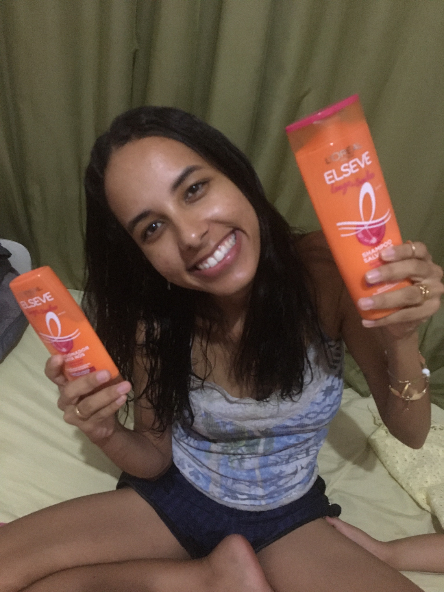 Oi oi gente!! Hoje eu tô aqui com uma super dica para vocês ✨
Eu já uso a bastante tempo esse shampoo da Elseve Longo dos Sonhos, é o meu queridinho 🤍
Ele tem um cheirinho de chiclete que fixa, o shampoo consegue limpar bem o couro cabeludo, não sendo necessário muitas aplicações. 
O meu cabelo por ser muito fino embaraça com muita facilidade, mas desde que estou usando o condicionador da linha Elseve longo dos sonhos no comprimento dos fios, tenho percebido uma grande diferença em desembaraçar, sem contar a maciez e o brilho que fica. 
Ah, e ele tem efeito anti tesoura que salva o comprimento do cabelo, com ajuda do óleo de rícino presente nele que auxilia no crescimento dos fios. 
Outra notícia boa é ele ser anti sal, prevenindo o ressecamento. Eu amo e não fico sem, o que você está esperando para ter o cabelo  saudável?✨🤍 #amazonnaltkacademy

#LTKbrasil #LTKbeauty #LTKhome