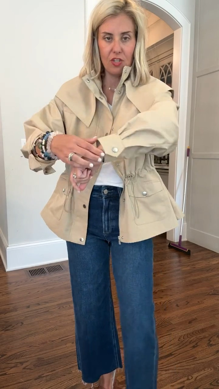 The cutest jacket yall!! It cinches at the waist and such a classy look!! 
Tee & Jacket - xs
Jeans - 26P
Shoes - 7.5 (sized 1/2 down)