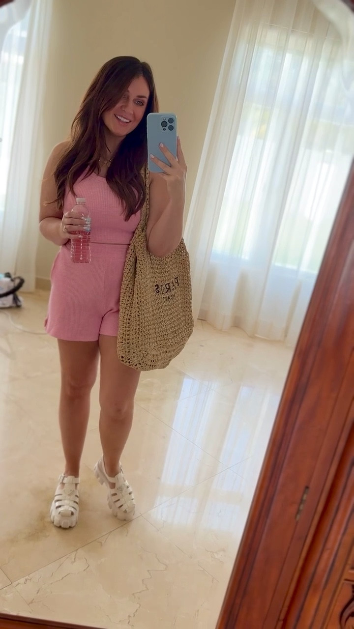 This set comes in pink and gray. 💕 I have both 🙈 Which color are you getting?!