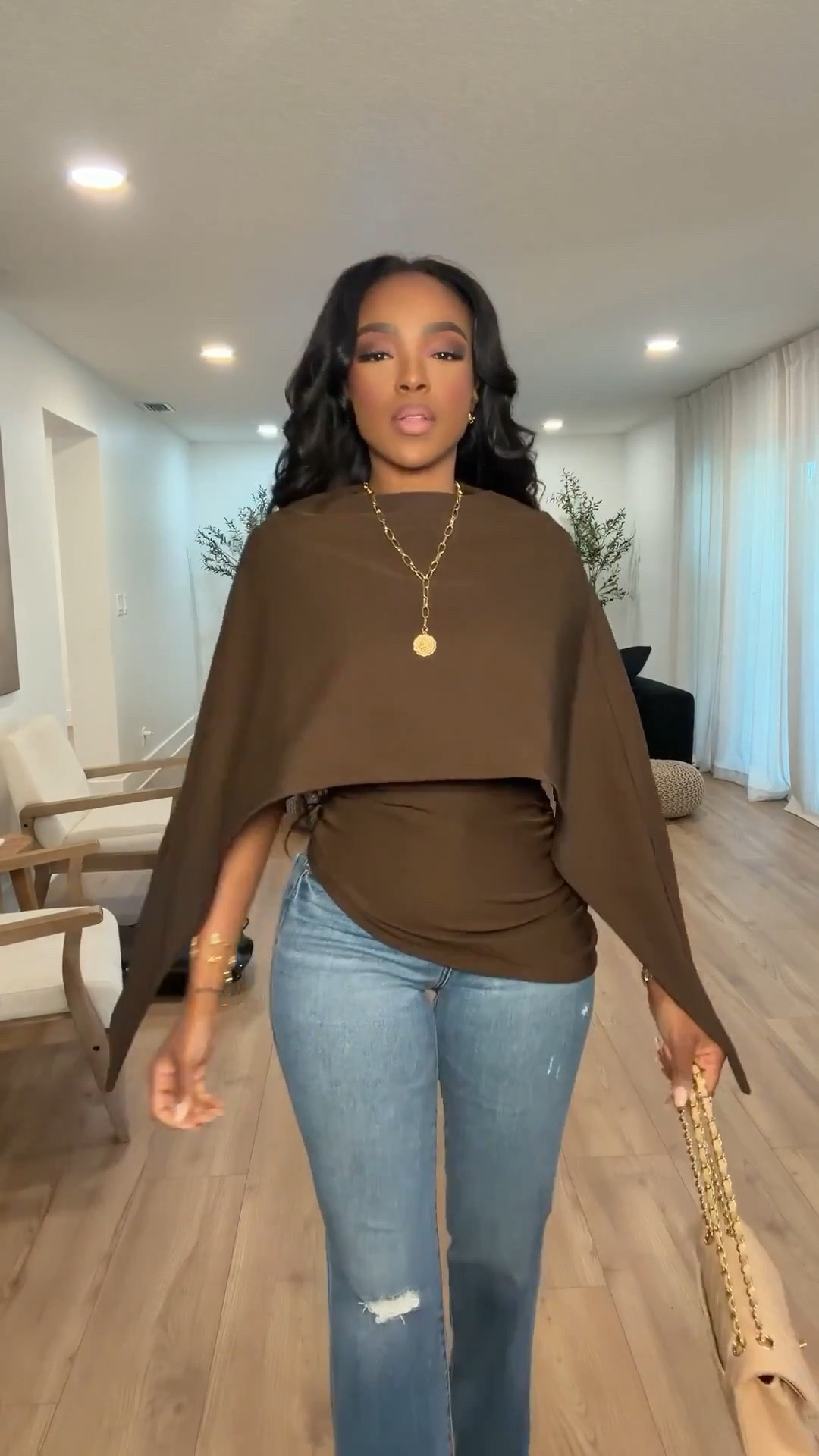 ✨ Effortless Everyday Chic — A classic neutral look that moves seamlessly from day to night. The soft brown top paired with relaxed denim creates an elevated, easy outfit you’ll reach for on repeat. This is one of those looks where the cost per wear drops fast because every piece styles multiple ways.

Perfect for casual dinners, errands with style, travel days, coffee meetings, or weekend plans.

📏 Sizing & Fit  
Top: Size Small  
Jeans: 27 Long  
Shoes: True to size  
Bag & accessories: One size  

Measurements: 5’4” | 138 lbs | 34D bust | 27” waist | 40” hips

Tap to get details and shop every piece from this look. Neutral basics like this are a long-term shopping strategy and make getting dressed effortless year-round.

Classic neutral outfit, everyday casual chic, elevated basics, brown top outfit, straight leg jeans outfit, capsule wardrobe staples, timeless fashion essentials, effortless street style.

Follow me on Instagram and YouTube @kirasfashionfinds

Follow my LTK @kirasfashionfinds on the @shop.LTK app to view this post and get my exclusive app-only content!

#liketkit 
@shop.ltk
https://liketk.it/5LteM