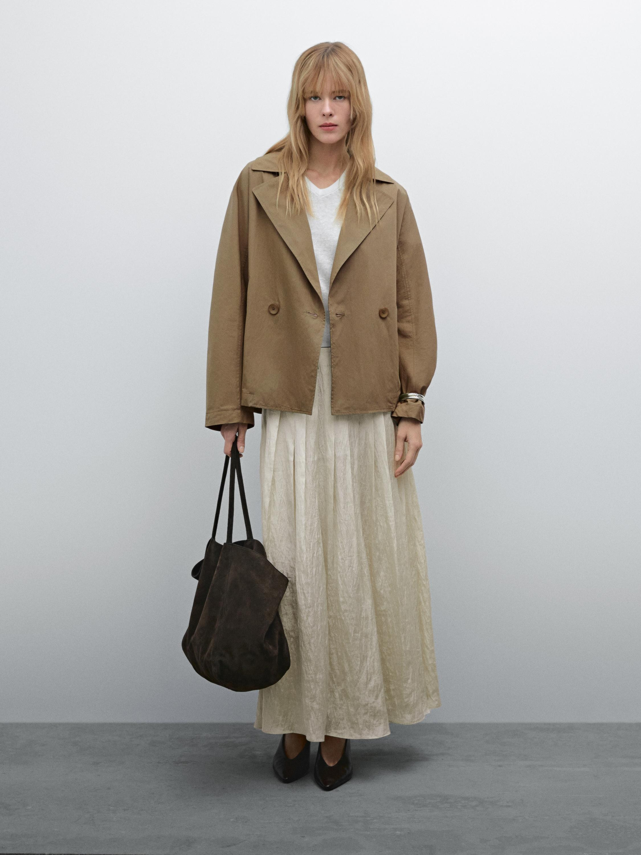 Short trench coat made of a cotton blend fabric. Notched lapel collar. Double-breasted button fas... | Massimo Dutti UK