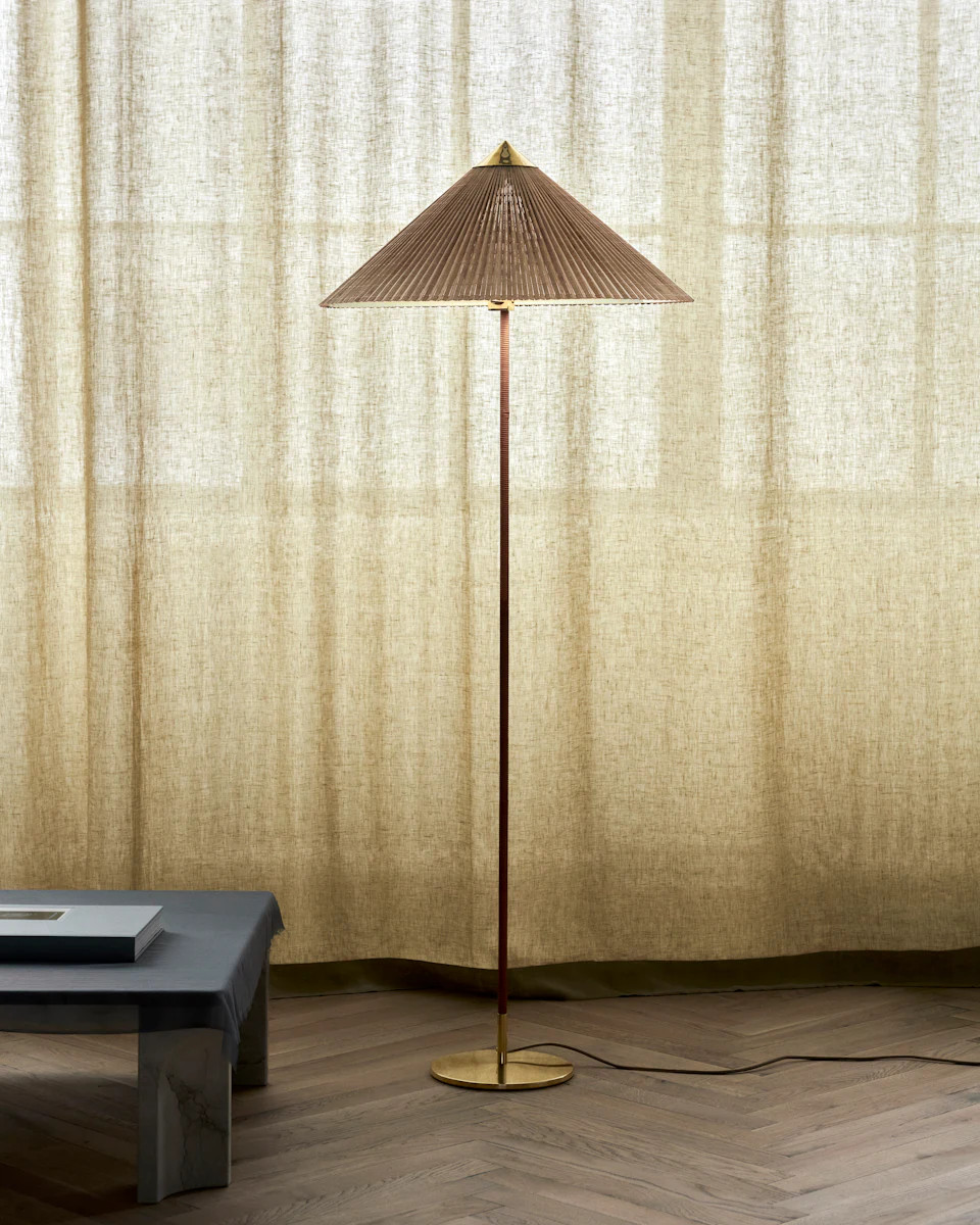 9602 Floor Lamp | Design Within Reach