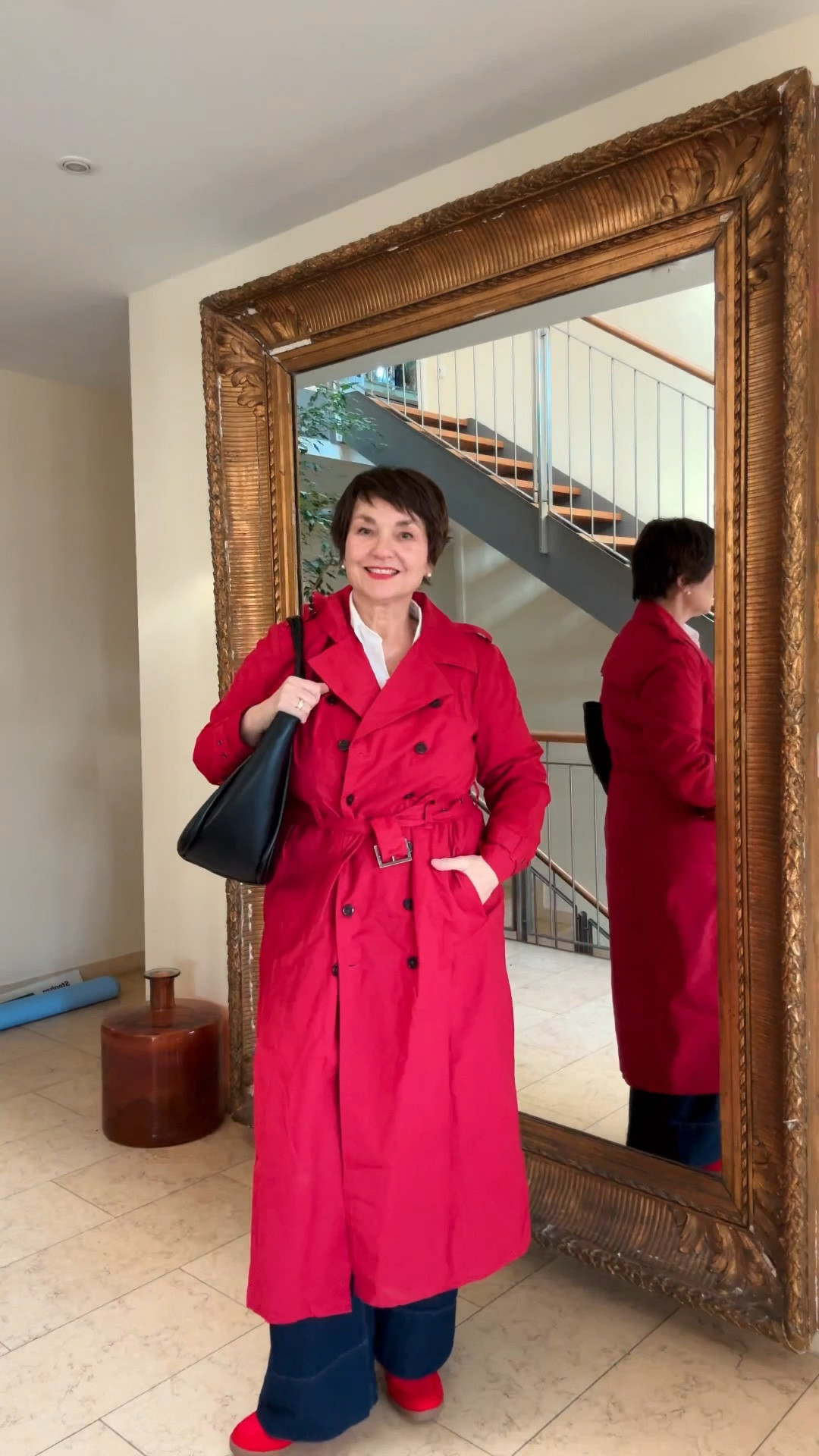 Roter Trenchcoat: Klassiker, aber mit Kick. 

#LTKOver40 #LTKootd #LTKSeasonal