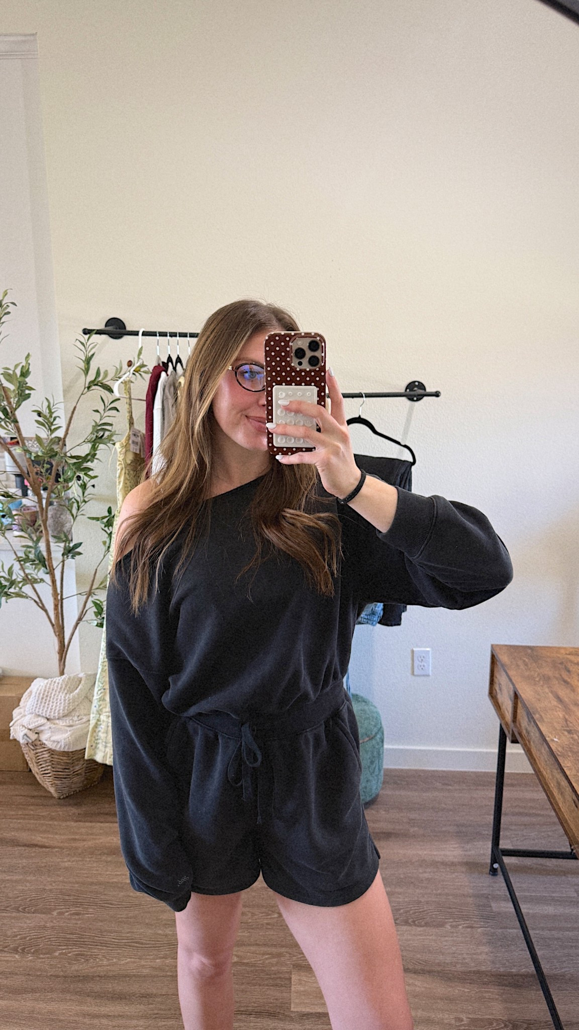 Today’s comfy loungey SAHM ootd. Would be perfect for a WFH chores day, which is what I’m wearing it for; running errands, school pick up and drop off. I’m wearing a medium 