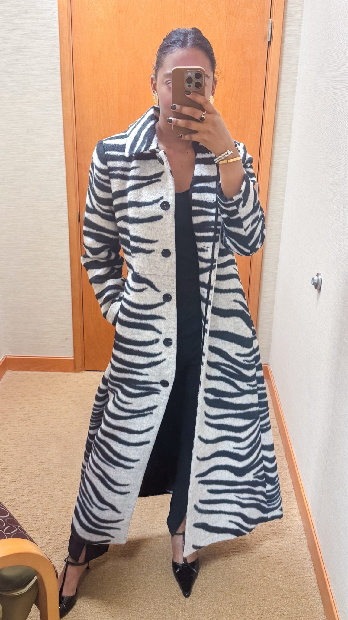 This Dillard’s coat is MAJOR. 🦓 It’s apart of the new Gianni Bini and Sydney Silverman collection, such great pieces! 

#dillards #giannibini #fallcoat #wintercoat #coat #zebraprint #zebracoat 

#LTKCyberWeek #LTKGiftGuide