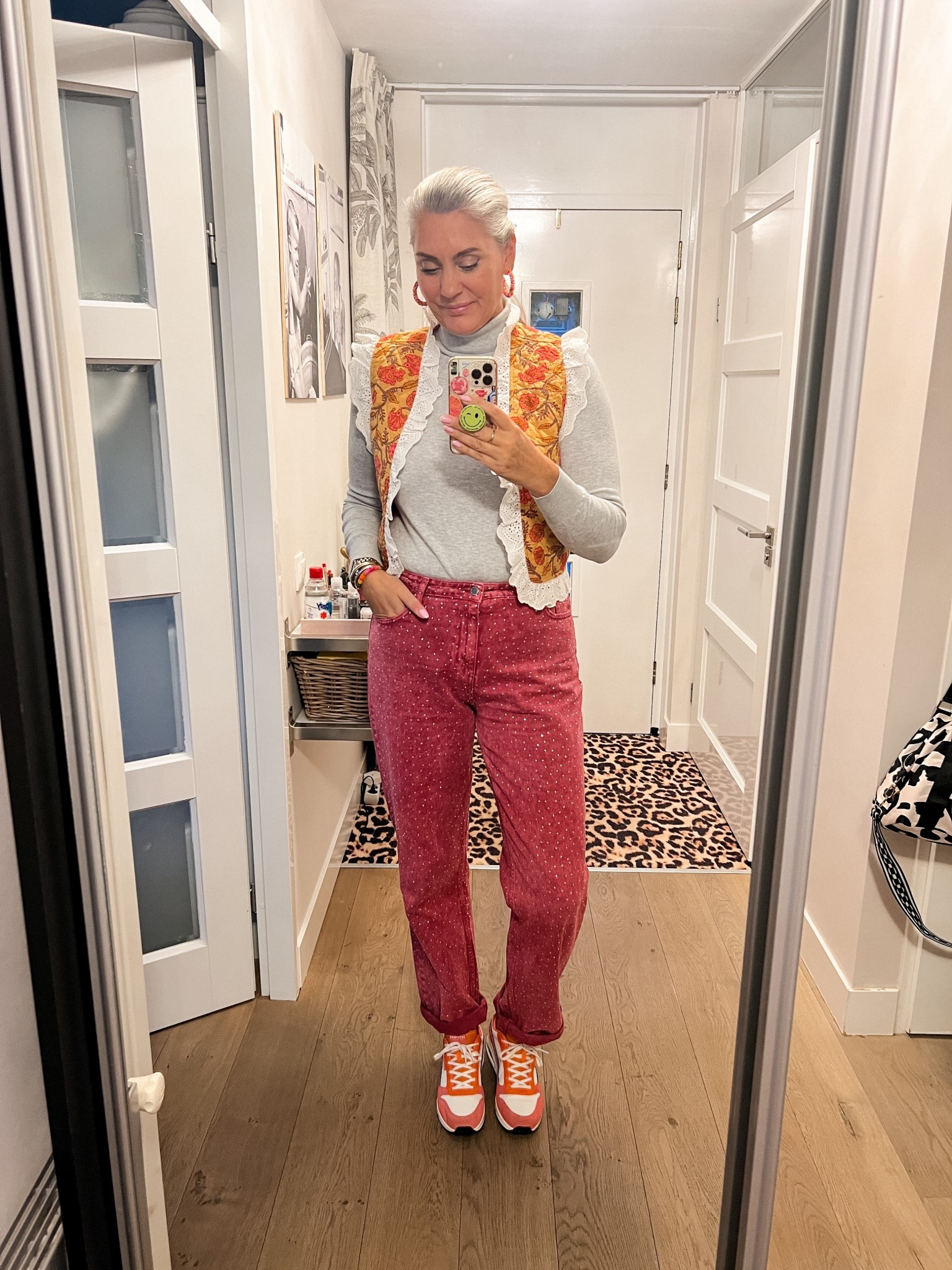 OOTD - Woensdag. Grijze coltrui (M), dubbelzijdig gilet (My Jewellery), roze glitter jeans (Most Wanted, xl), Gucci sokken en roze/oranje Skechers sneakers. 



#LTKstyletip #LTKnederlands #LTKeurope