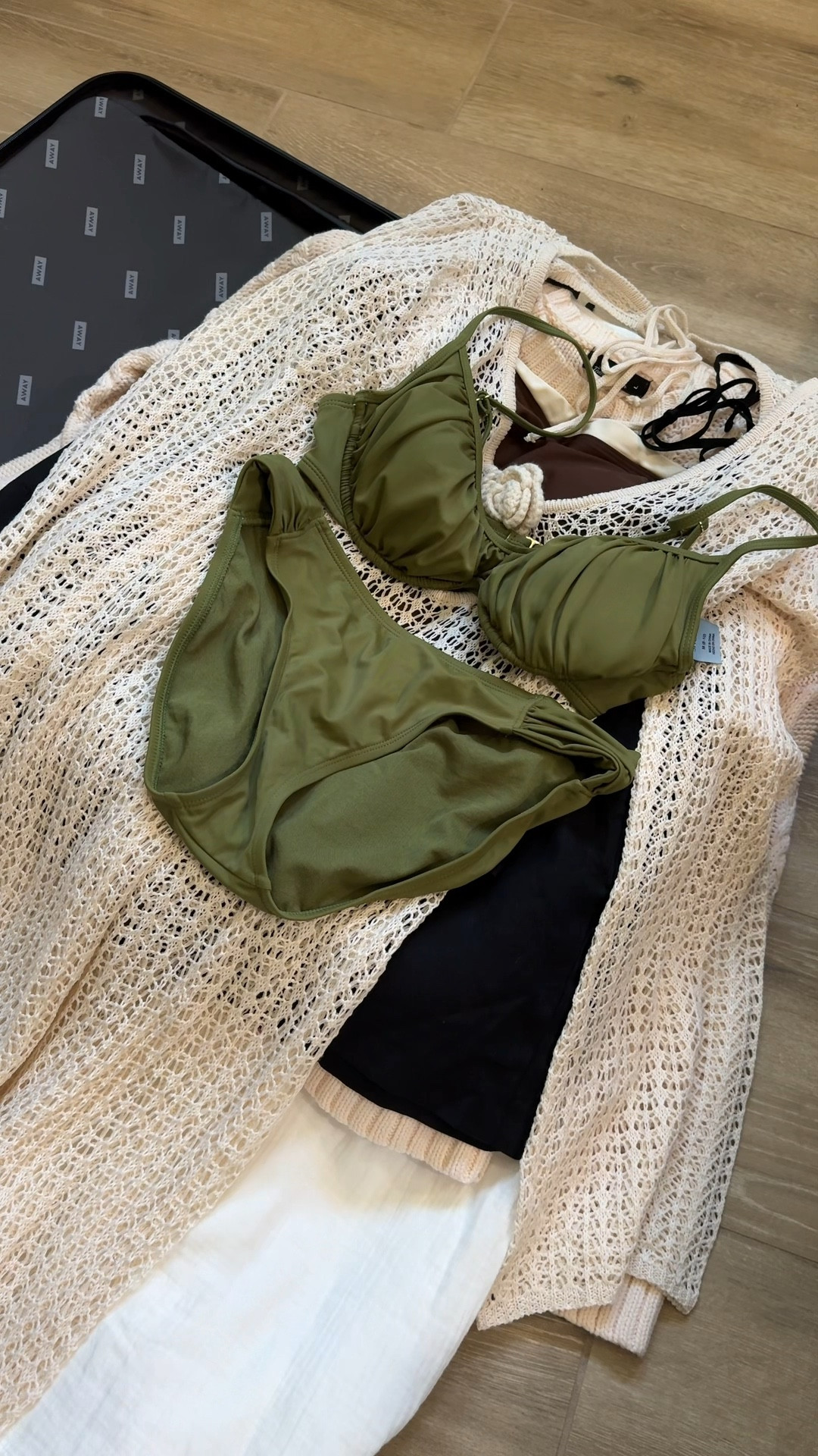 Pack with me for the beach! ✈️// wearing true size medium or 6 in all items! 