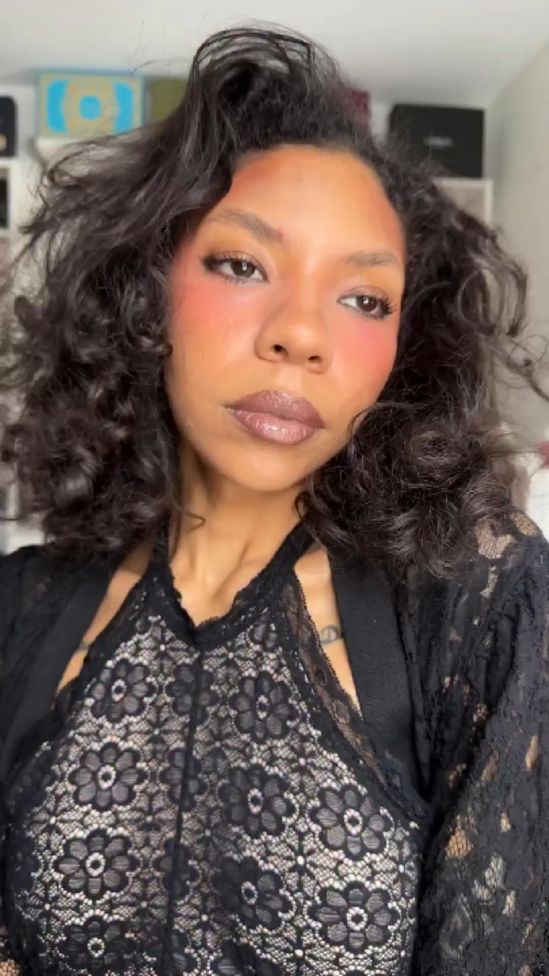 🪞Maquillaje Para Mis Muñecas Latina 💃🏽
Makeup for My Latina Dolls

Primer @milkmakeup 
Concealers @nyxcosmetics @wetnwildbeauty @covergirl 
Setting spray @giovannicosmetics 
Bronzer @covergirl
Contour @smashboxcosmetics 
Blushes @morphe @maccosmetics @w7makeupusa 
Foundation @patricktabeauty 
Eyeliner @urbandecaycosmetics 
Mascara @urbandecaycosmetics 
Lip liner @urbandecaycosmetics 
Lip shader @urbandecaycosmetics 
Lipstick @maccosmetics 
Lipgloss @fwee_makeup_us 

#makeuptutorial #latinamakeup #maquillajedeldia 
Day makeup soft glam beauty creator