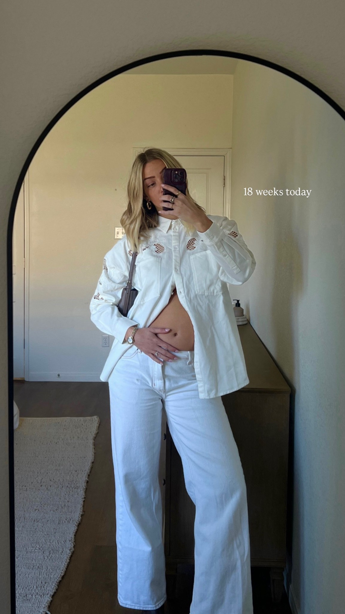 Top: wearing size L
Denim: wearing size 4