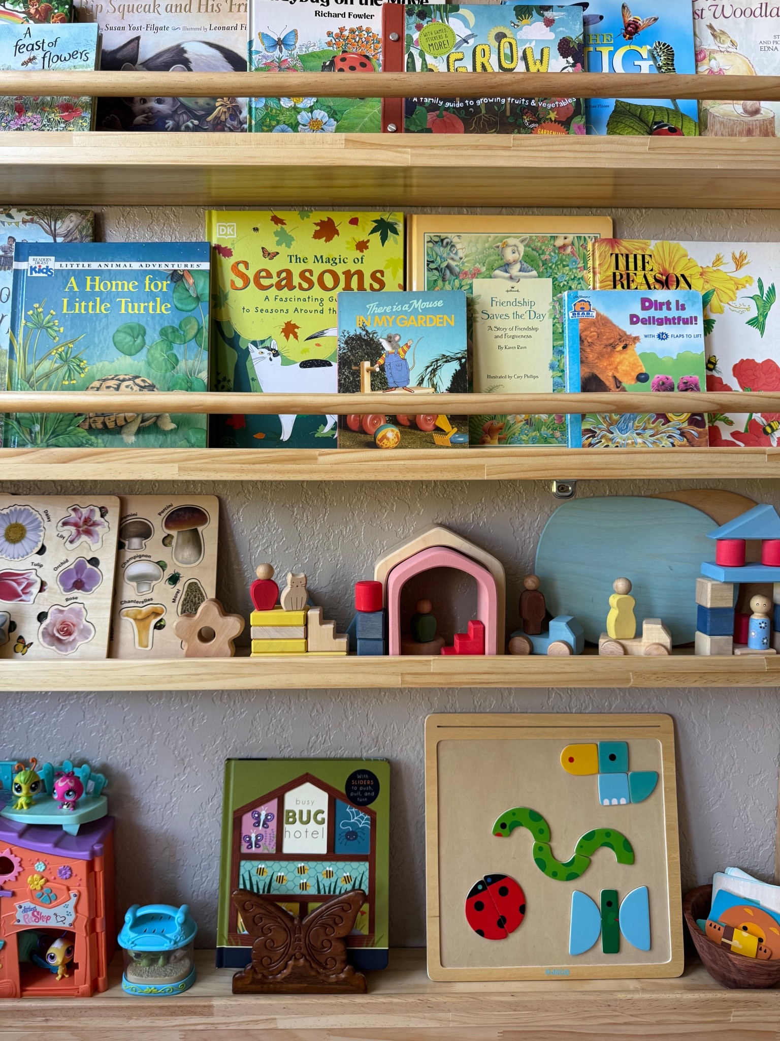 This week’s play-based learning shelf is ready to go 🌎

#playbasedlearning
#learningthroughplay
#preschoolathome
#homeschoolinspiration
#earthdaylearning
